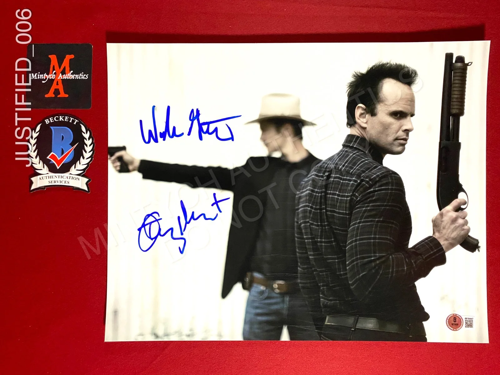 Timothy Olyphant, Walton Goggins — Timothy Olyphant Walton Goggins dual signed 11x14 photo Justified Beckett COA