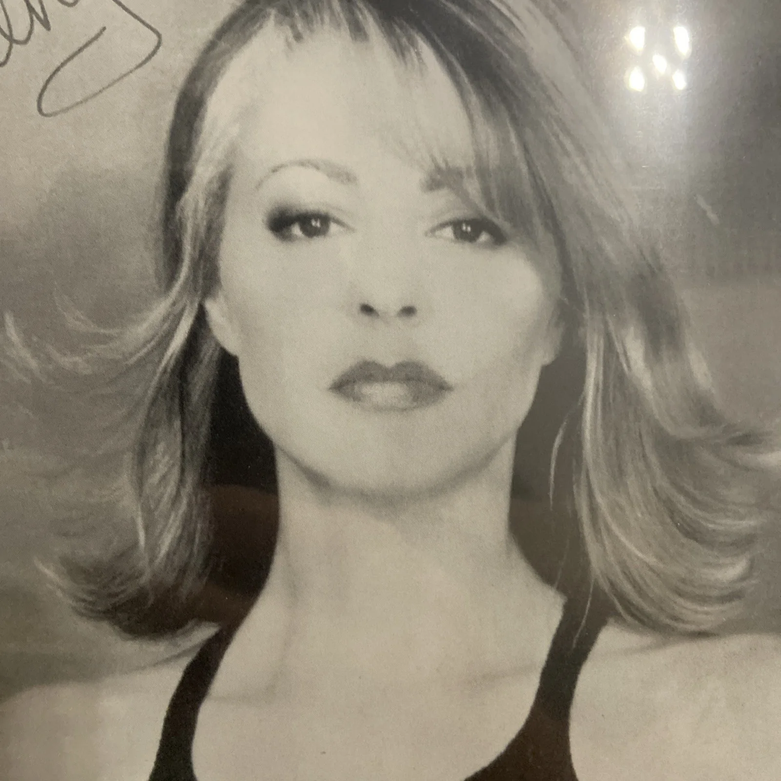 Jane Leeves — JANE LEEVES... Hot In Cleveland - Frazier SIGNED 8x10 B&W photo - autographed, изображение 2