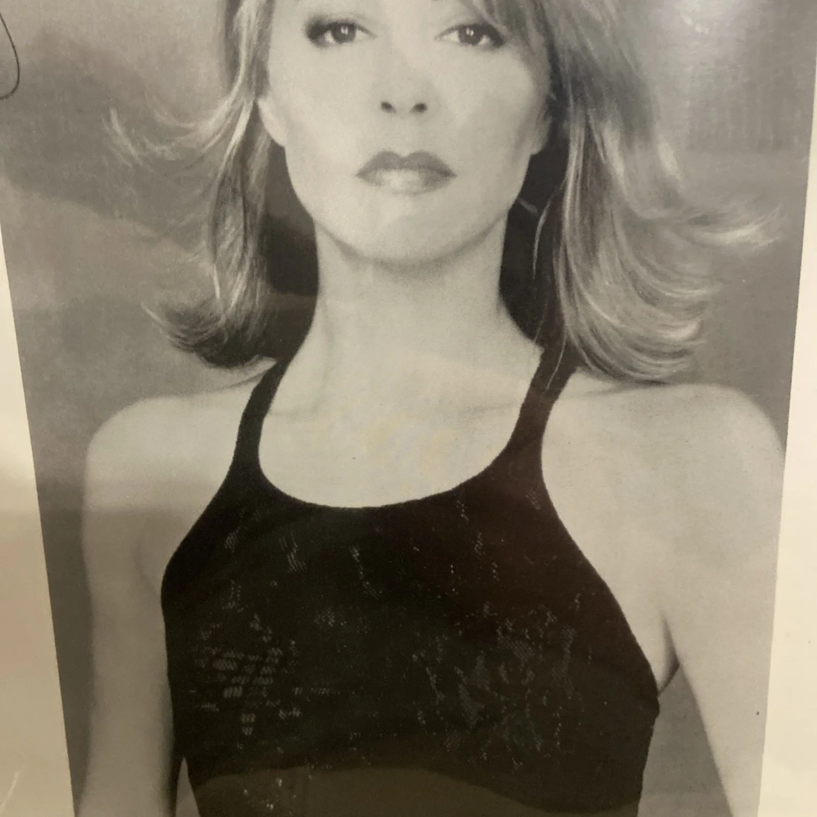 Jane Leeves — JANE LEEVES... Hot In Cleveland - Frazier SIGNED 8x10 B&W photo - autographed, изображение 3