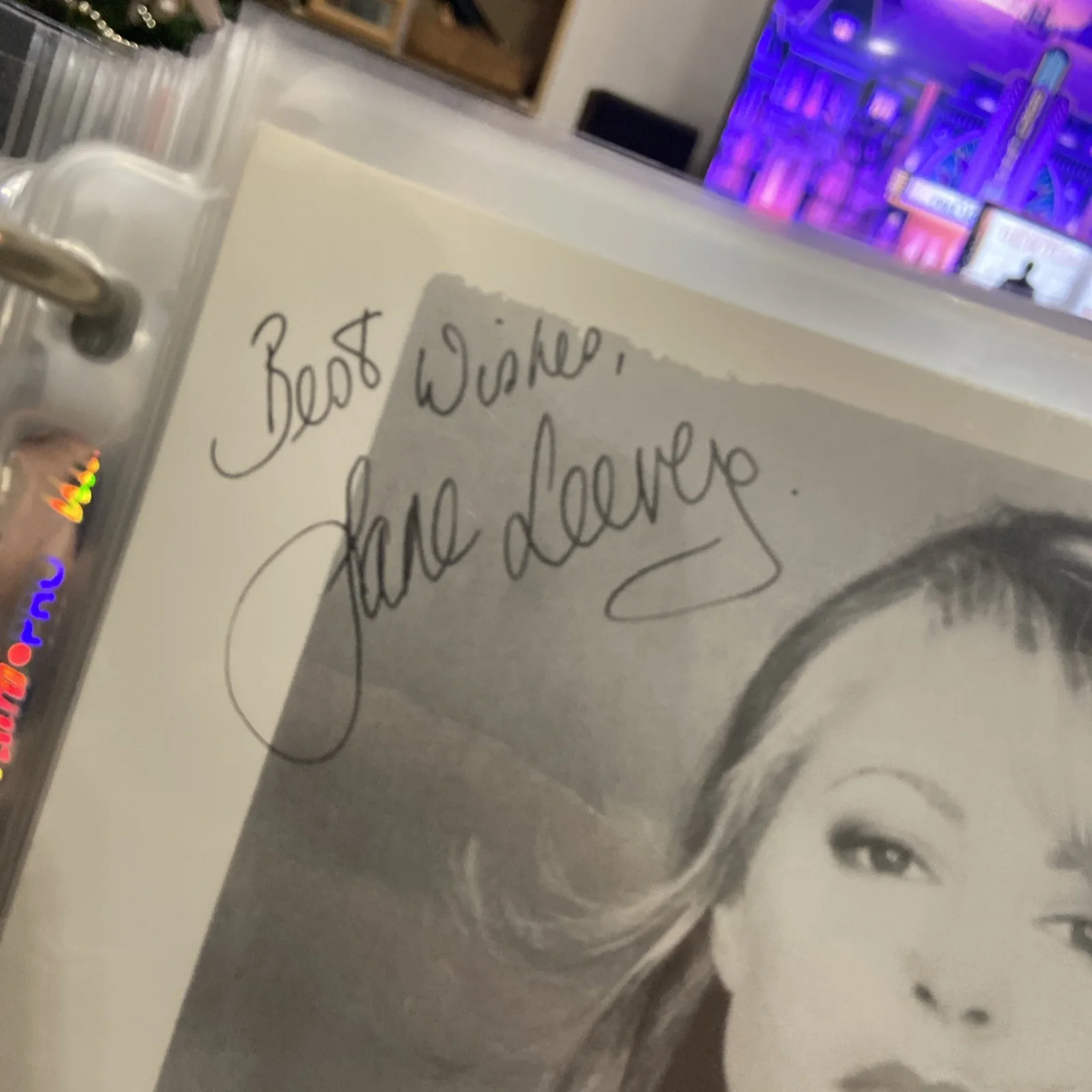 Jane Leeves — JANE LEEVES... Hot In Cleveland - Frazier SIGNED 8x10 B&W photo - autographed, изображение 4