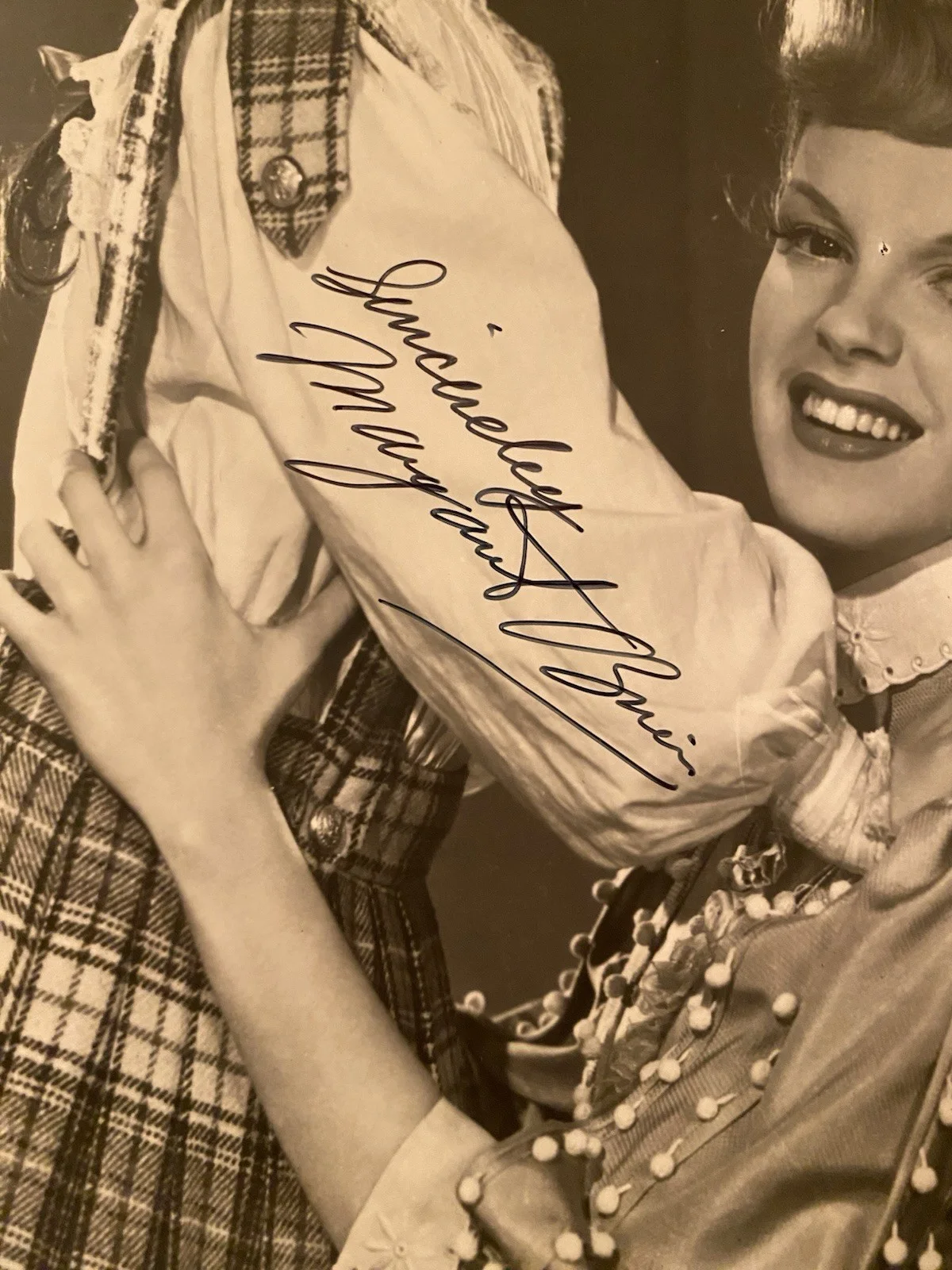 Margaret O’Brien — Margaret O’Brien Signed Autographed 8x10 Photo With COA Meet Me In St Louis, изображение 2