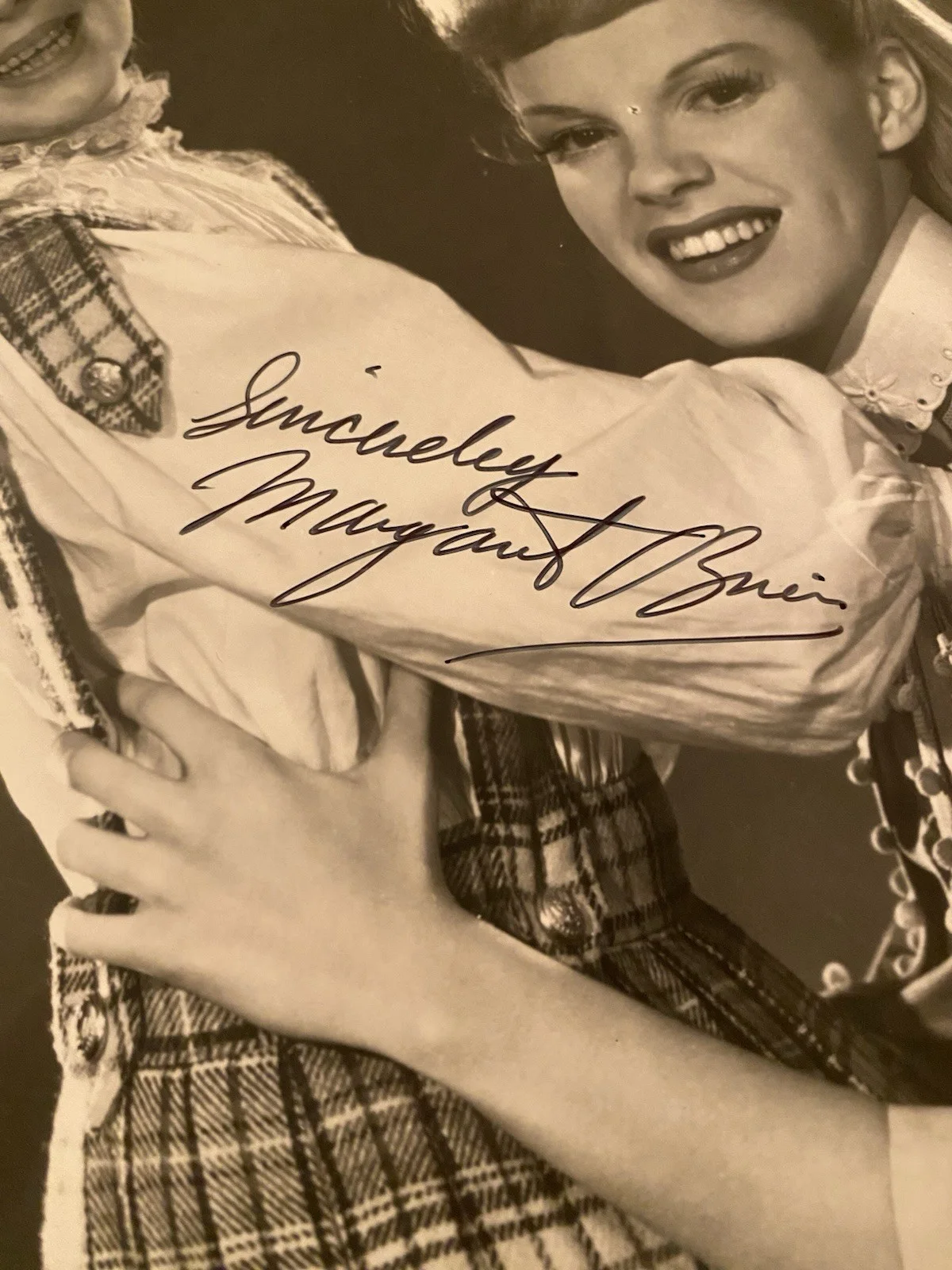 Margaret O’Brien — Margaret O’Brien Signed Autographed 8x10 Photo With COA Meet Me In St Louis, изображение 3