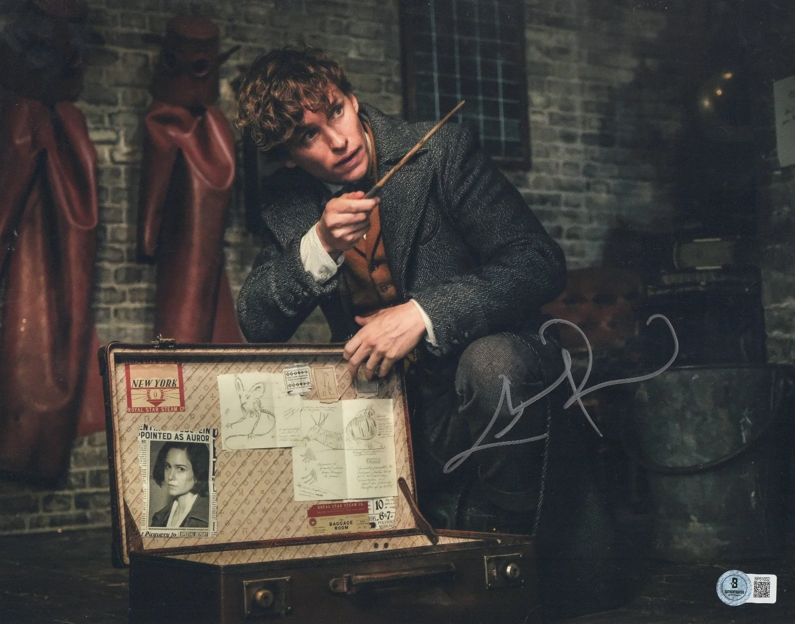 EDDIE REDMAYNE — EDDIE REDMAYNE SIGNED AUTOGRAPH FANTASTIC BEASTS 11X14 PHOTO BECKETT BAS