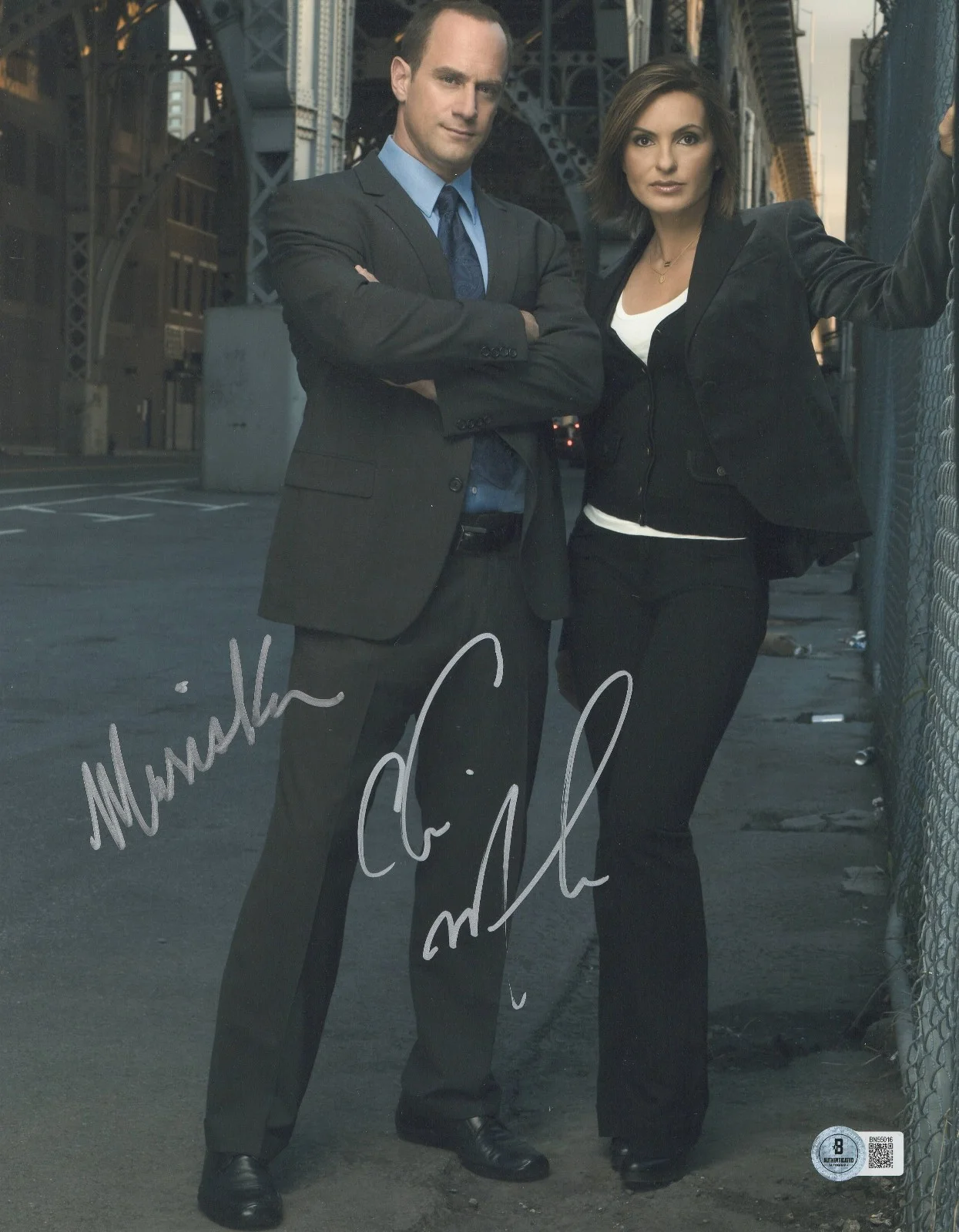Mariska Hargitay & Chris Merloni — Mariska Hargitay Chris Merloni Signed Autograph Law & Order SVU 11x14 Photo BAS