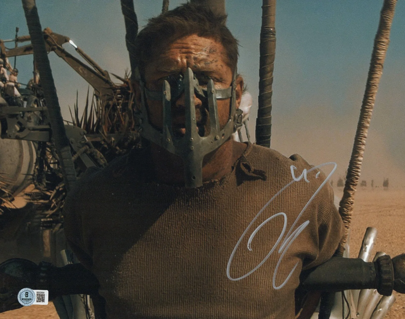 TOM HARDY — TOM HARDY SIGNED AUTOGRAPHED MAD MAX FURY ROAD 11X14 PHOTO BECKETT BAS