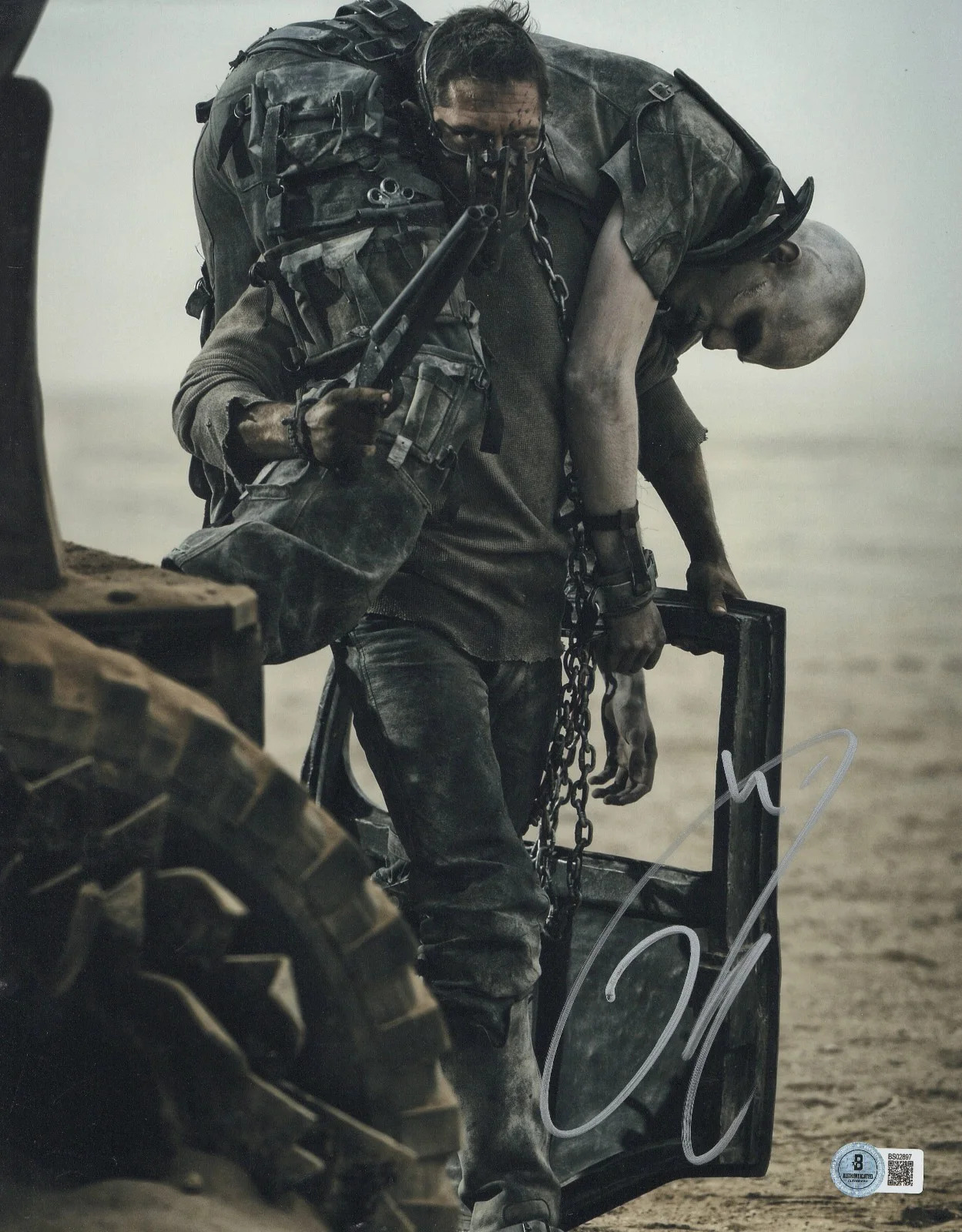 TOM HARDY — TOM HARDY SIGNED AUTOGRAPHED MAD MAX FURY ROAD 11X14 PHOTO BECKETT BAS