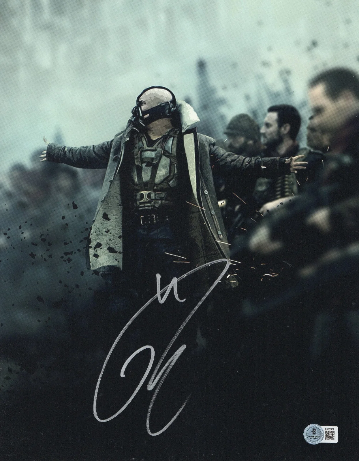 TOM HARDY — TOM HARDY SIGNED AUTOGRAPHED THE DARK KNIGHT RISES 11X14 PHOTO BECKETT BAS BANE
