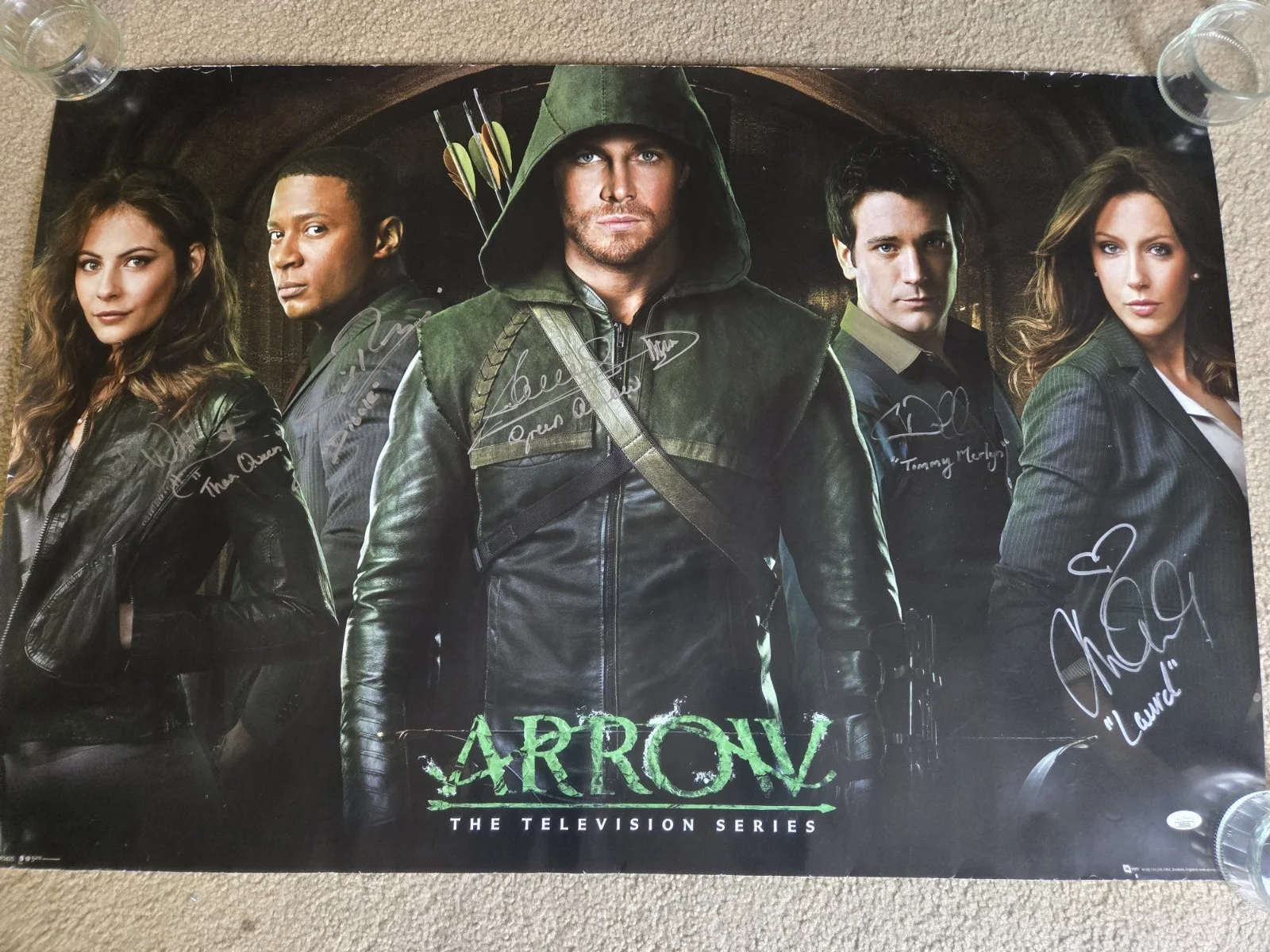 Stephen Amell, David Ramsey, Emily Bett Rickards — Arrow Season 1 CAST SIGNED POSTER! Amell/Willa/Katie/Colin/David! JSA COA