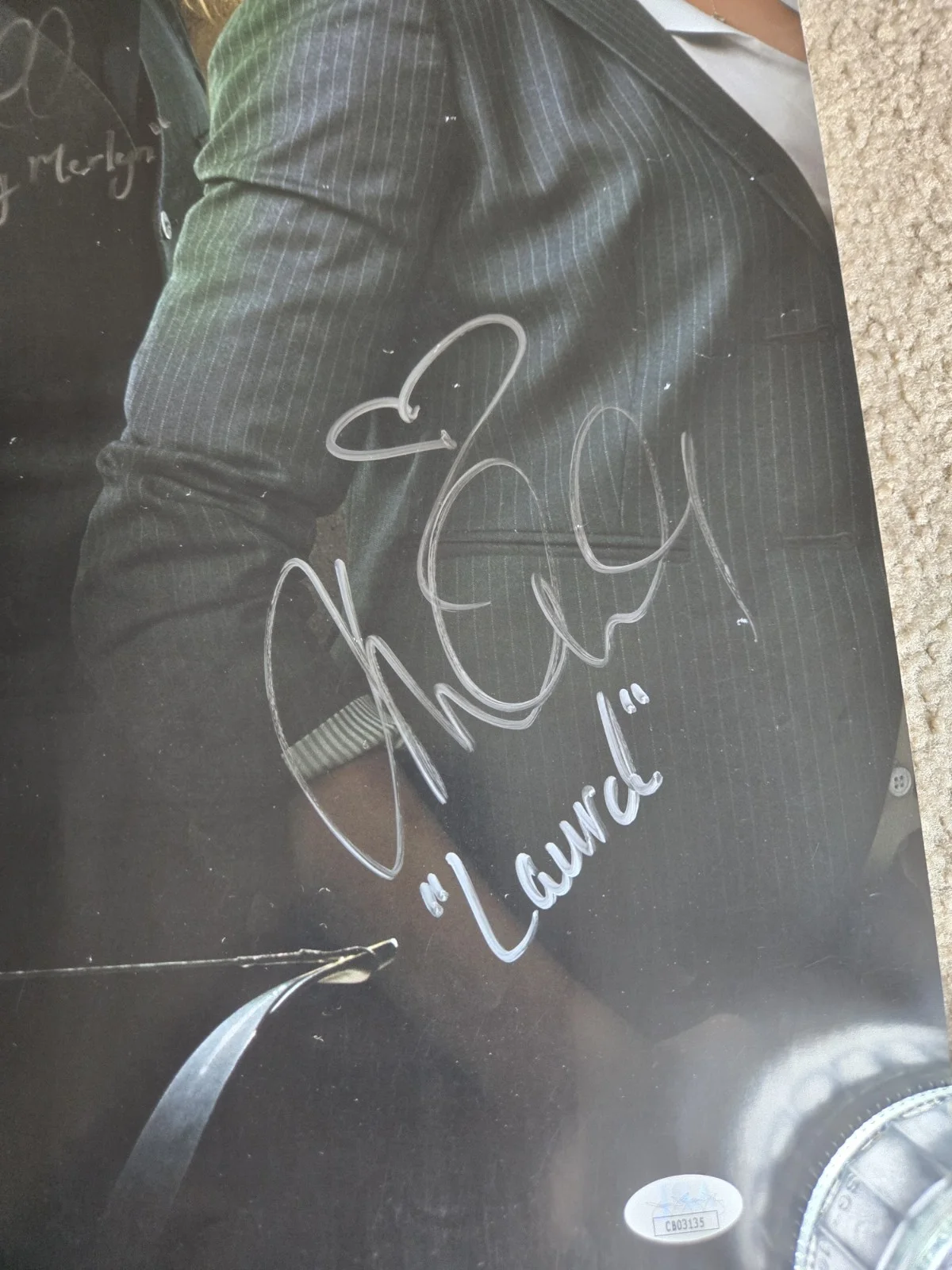 Stephen Amell, David Ramsey, Emily Bett Rickards — Arrow Season 1 CAST SIGNED POSTER! Amell/Willa/Katie/Colin/David! JSA COA, изображение 2