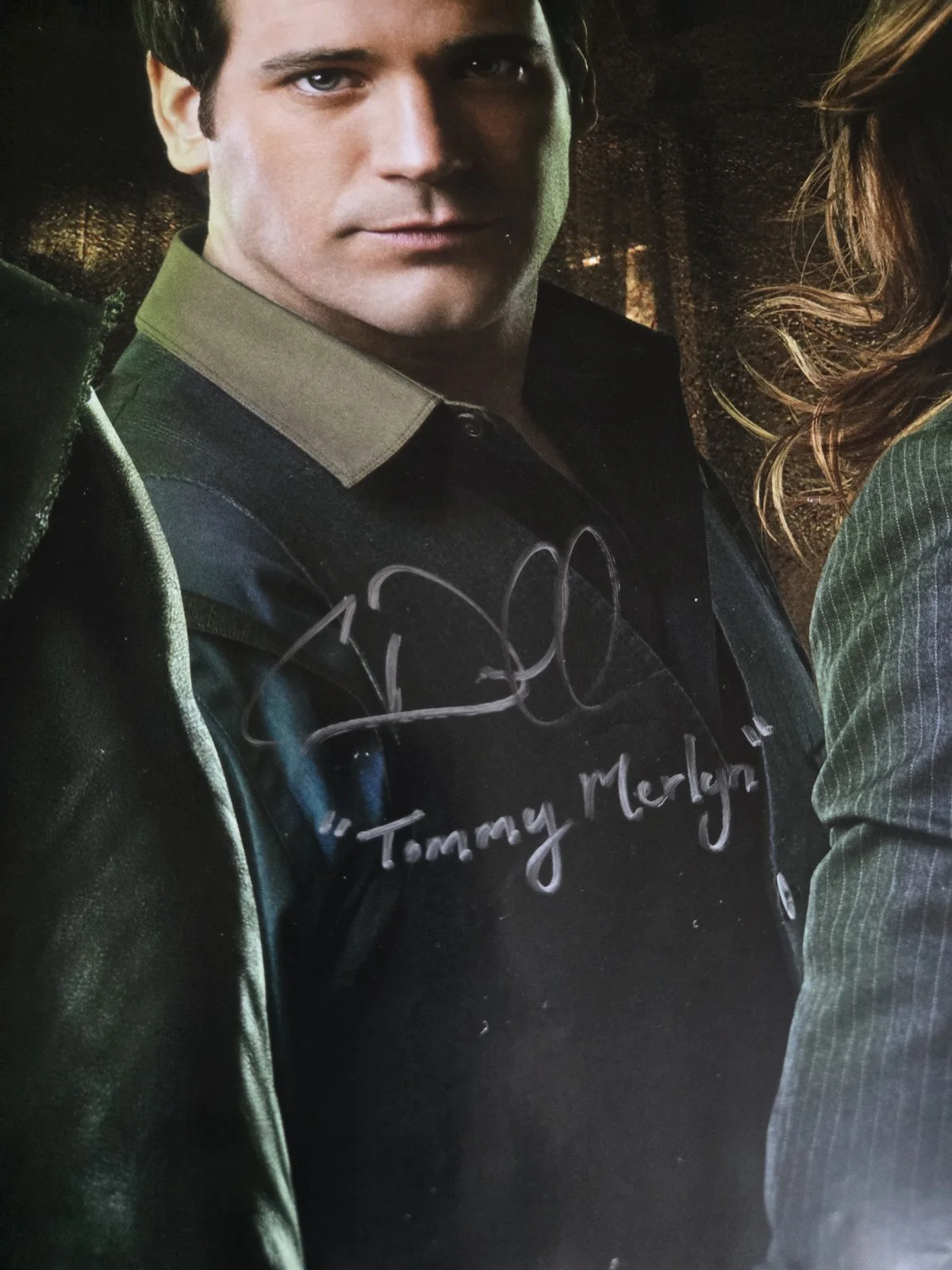 Stephen Amell, David Ramsey, Emily Bett Rickards — Arrow Season 1 CAST SIGNED POSTER! Amell/Willa/Katie/Colin/David! JSA COA, изображение 3