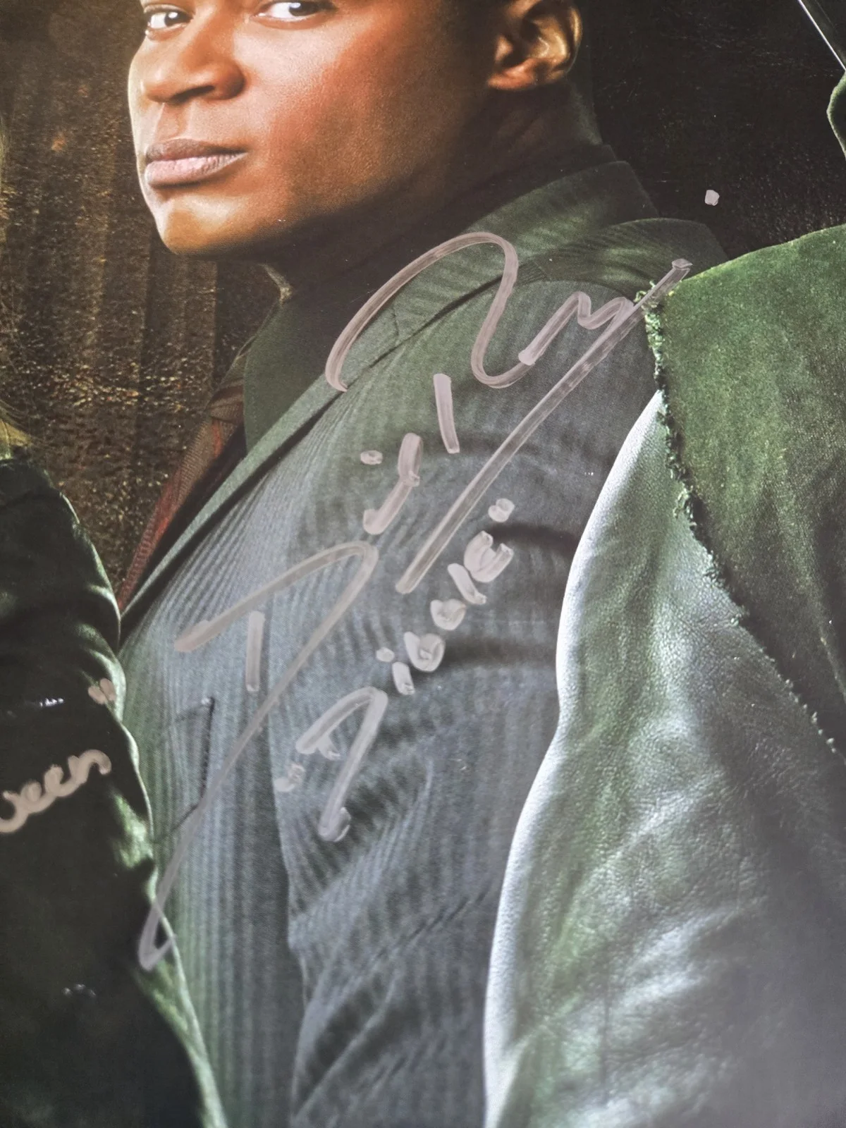 Stephen Amell, David Ramsey, Emily Bett Rickards — Arrow Season 1 CAST SIGNED POSTER! Amell/Willa/Katie/Colin/David! JSA COA, изображение 5
