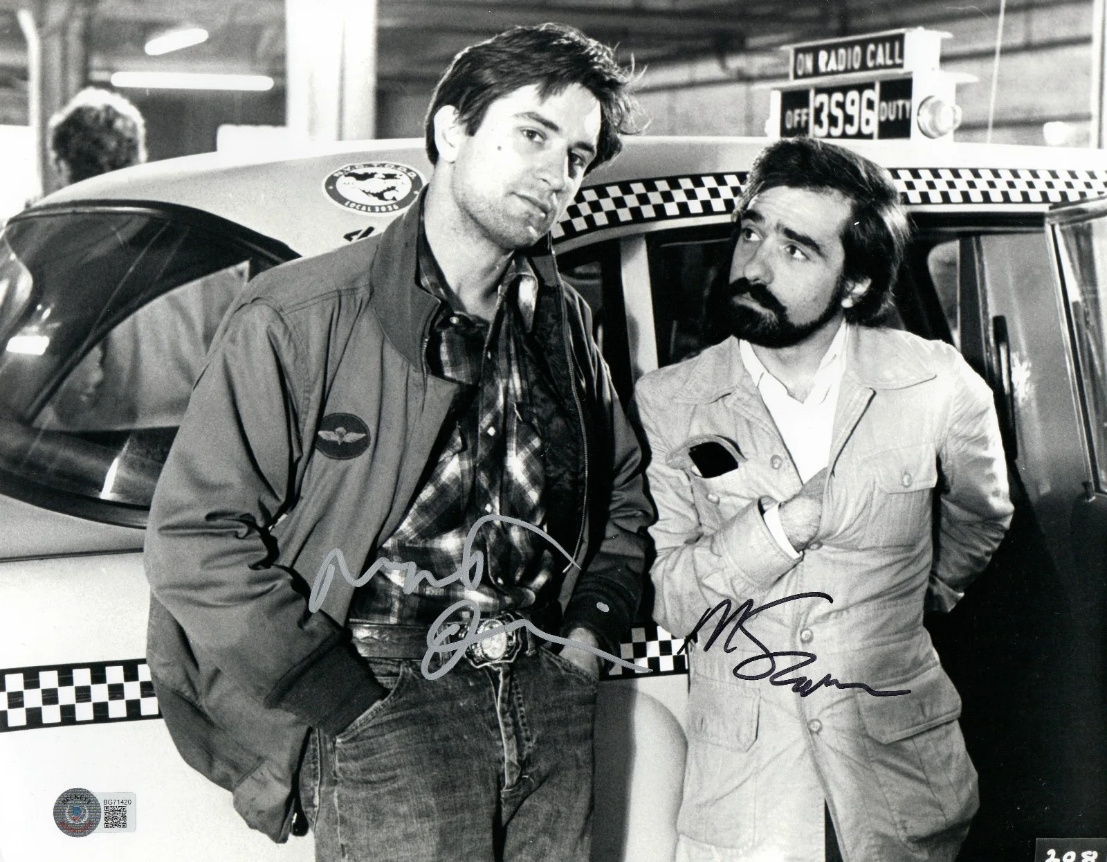 ROBERT DENIRO & MARTIN SCORSESE — ROBERT DENIRO MARTIN SCORSESE SIGNED AUTOGRAPH TAXI DRIVER 11X14 PHOTO BECKETT