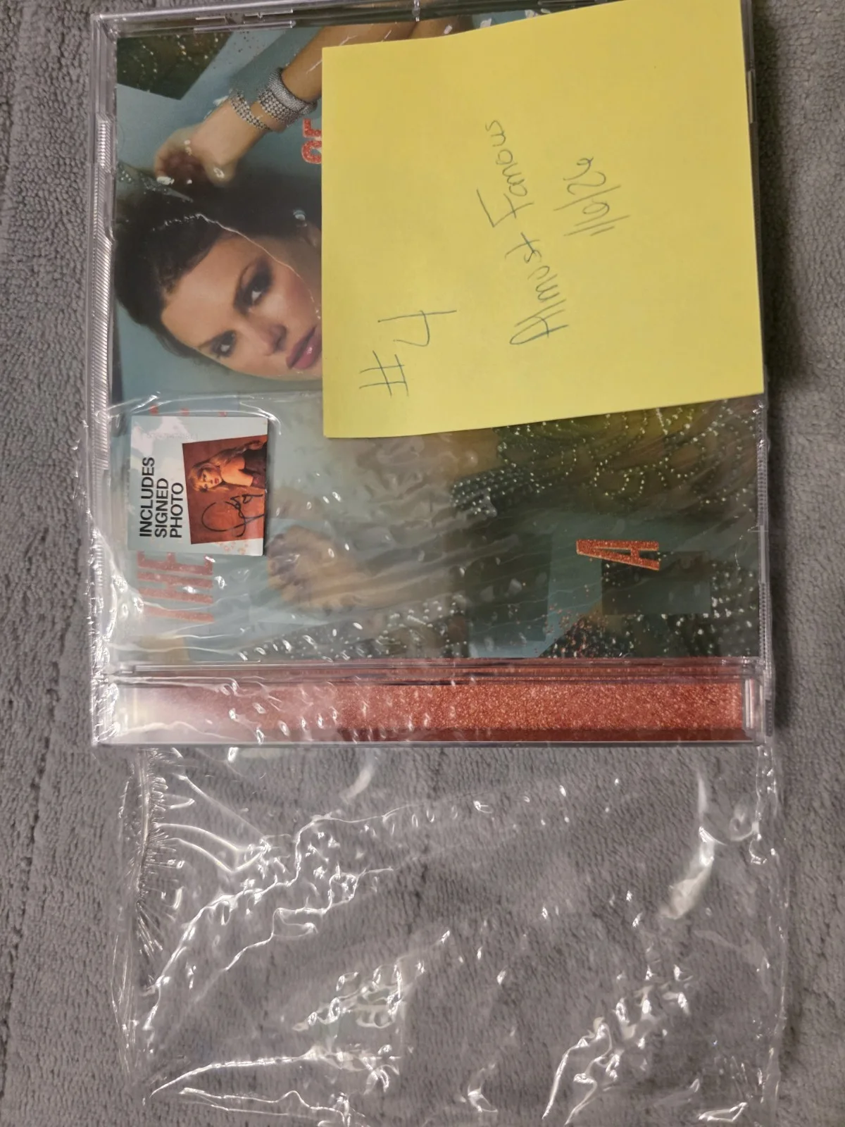 TAYLOR SWIFT THE LIFE OF A SHOWGIRL CD + HAND SIGNED PHOTO 3 Autograph!, изображение 2