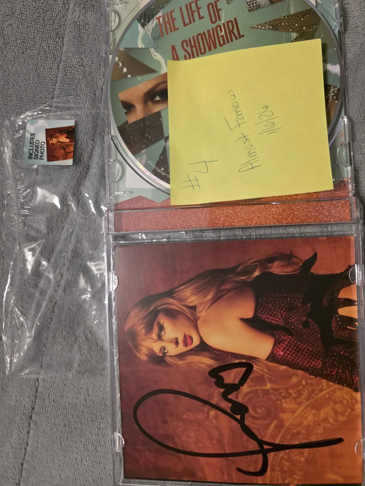 TAYLOR SWIFT THE LIFE OF A SHOWGIRL CD + HAND SIGNED PHOTO 3 Autograph!, изображение 3