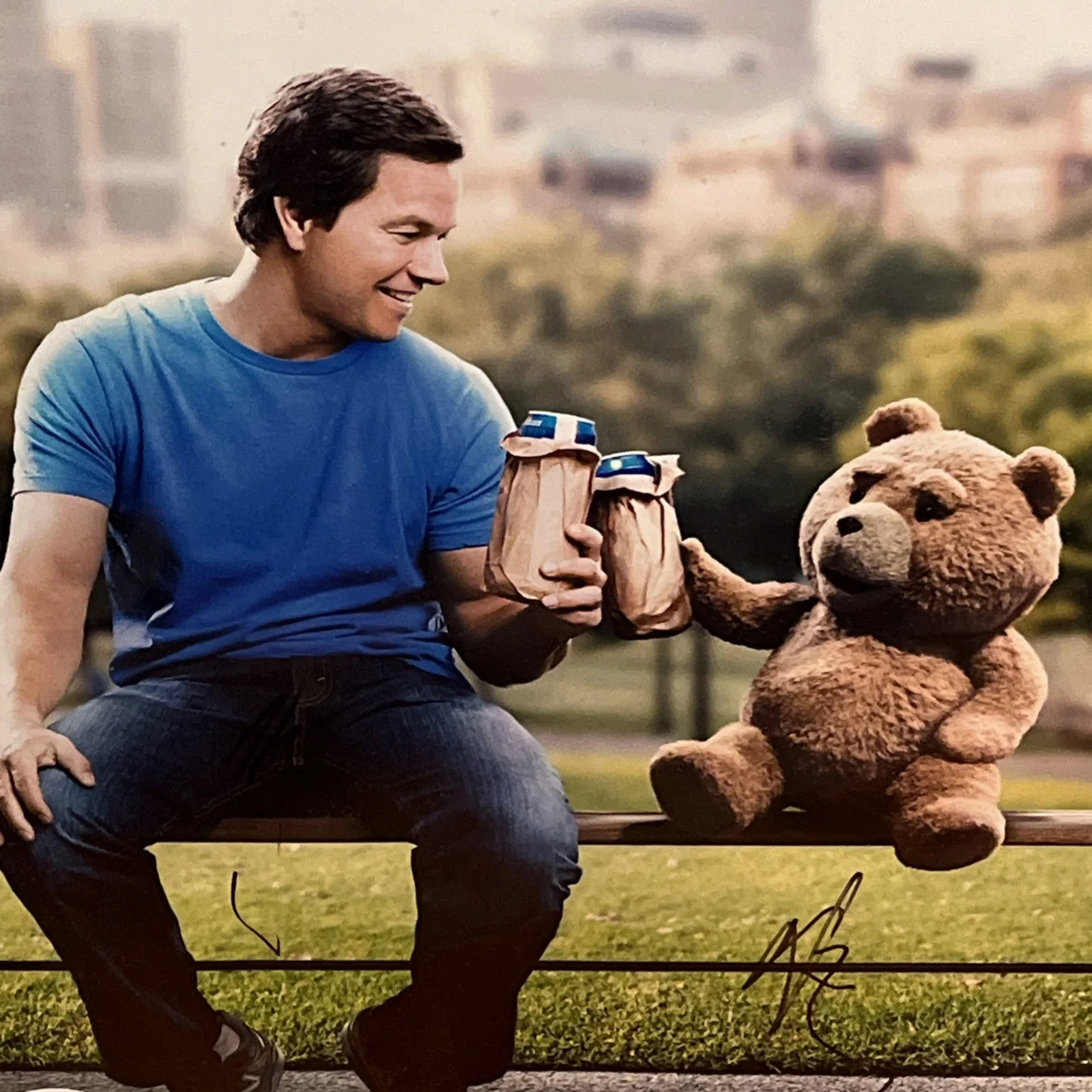 Mark Wahlberg — Mark Wahlberg Ted Autograph Movie Poster Framed 26 X 20 JSA, изображение 3