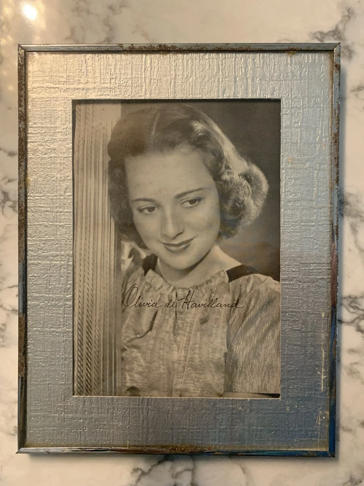Olivia de Havilland — Olivia de Havilland Autographed Black & White Photo Framed, изображение 2