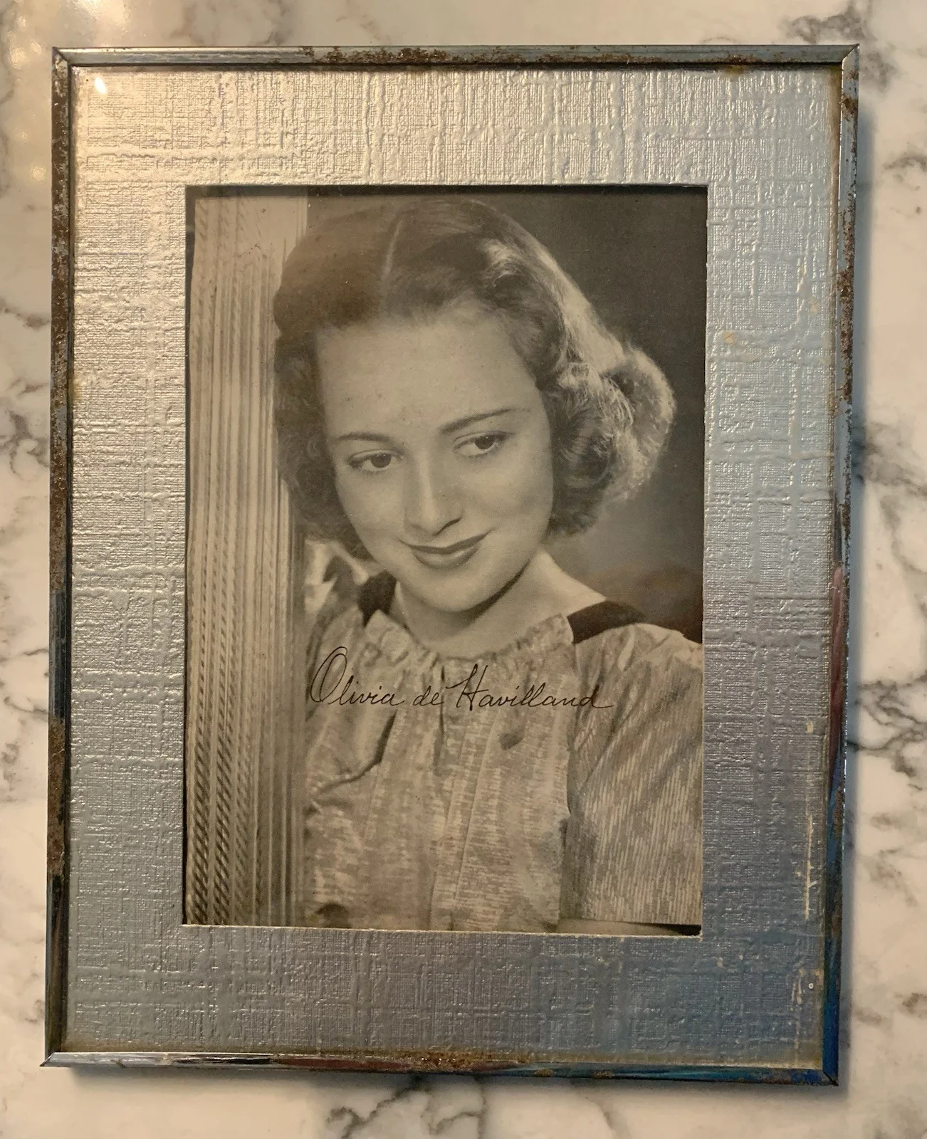 Olivia de Havilland — Olivia de Havilland Autographed Black & White Photo Framed, изображение 3
