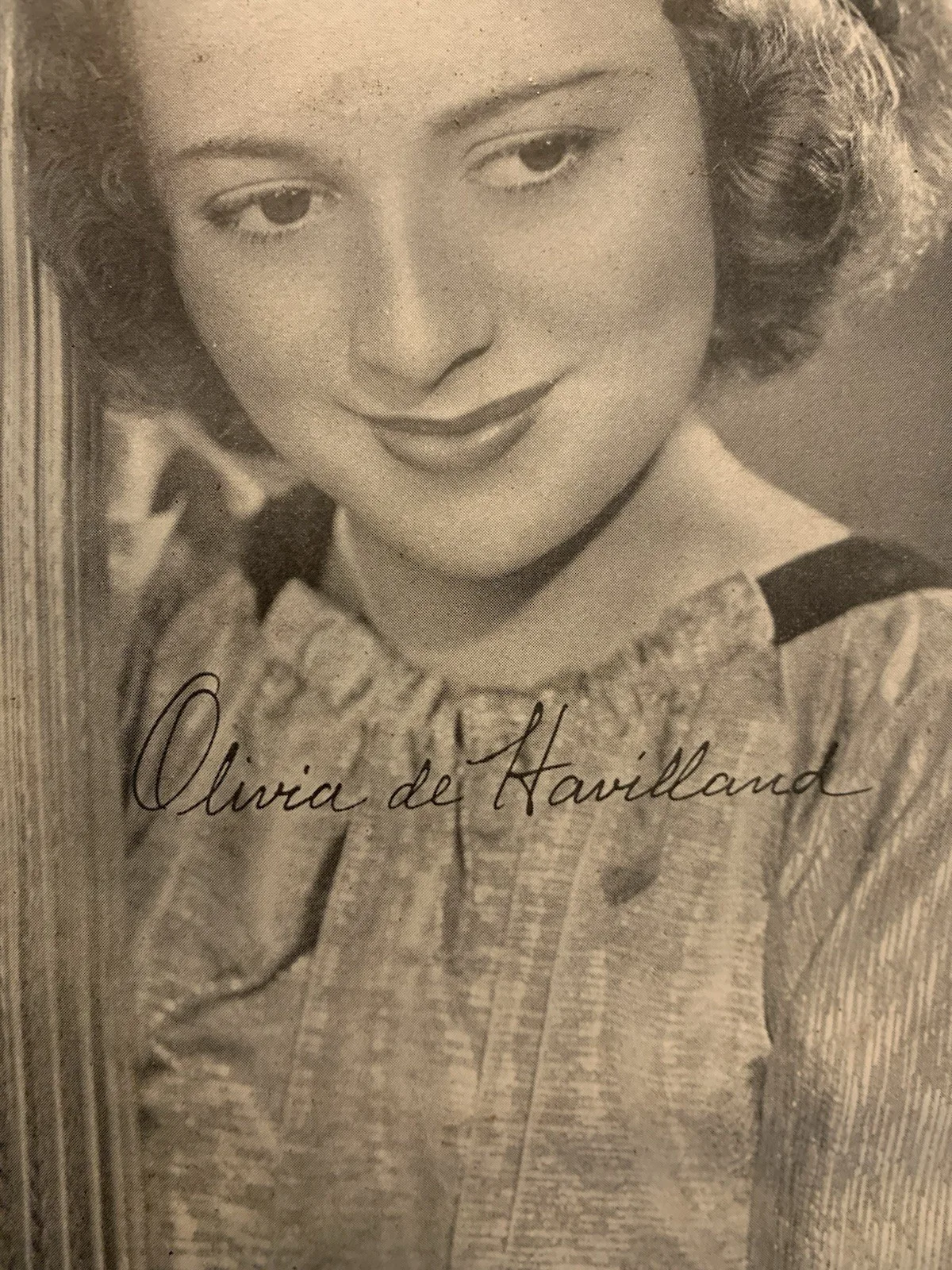 Olivia de Havilland — Olivia de Havilland Autographed Black & White Photo Framed, изображение 4