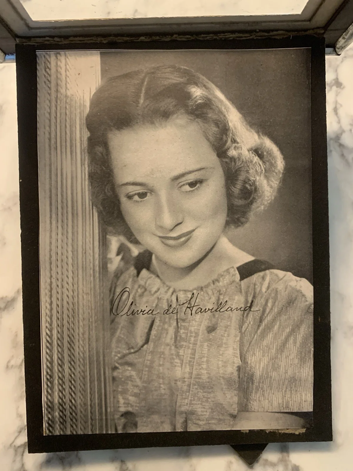 Olivia de Havilland — Olivia de Havilland Autographed Black & White Photo Framed, изображение 5
