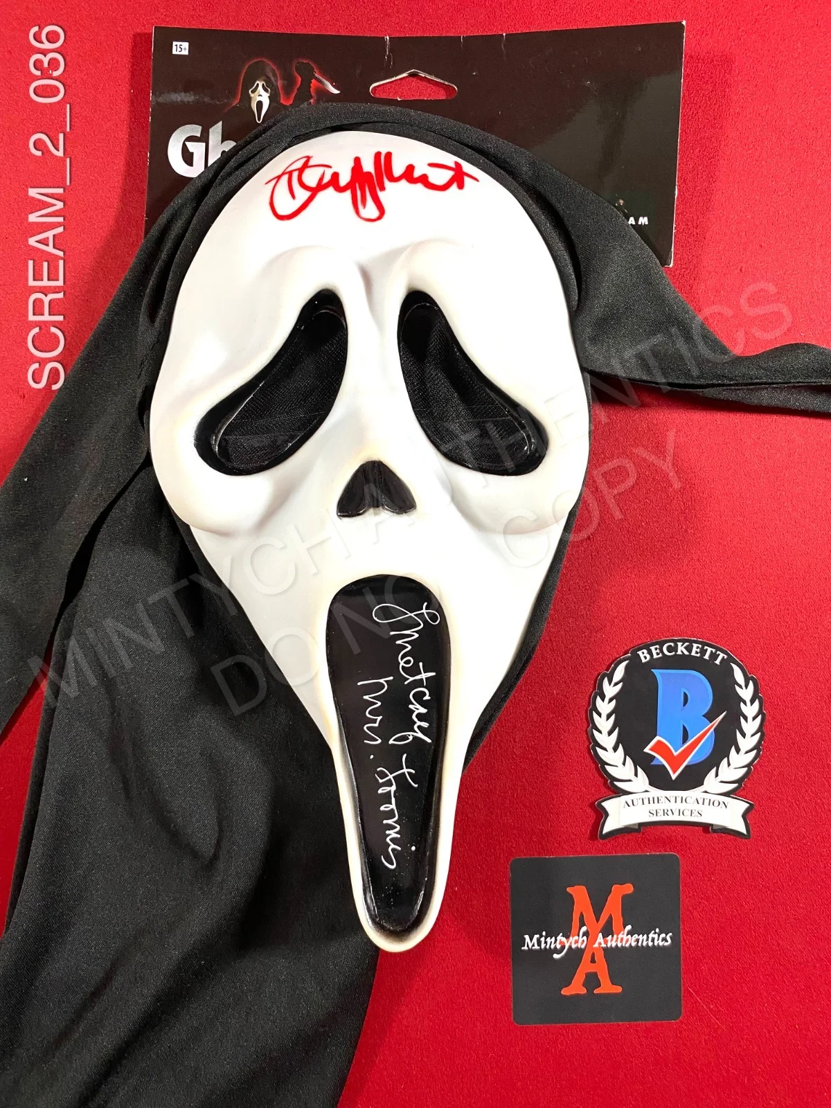 Timothy Olyphant, Laurie Metcalf — Timothy Olyphant Laurie Metcalf dual signed Ghostface mask Scream 2 Beckett COA
