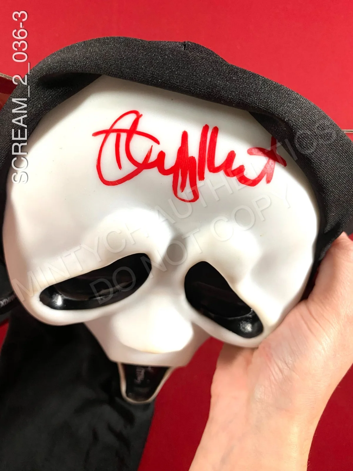 Timothy Olyphant, Laurie Metcalf — Timothy Olyphant Laurie Metcalf dual signed Ghostface mask Scream 2 Beckett COA, image 3