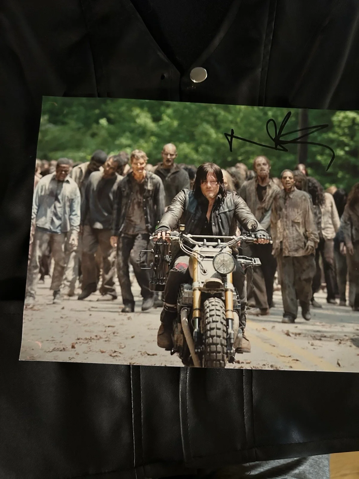 Darrell Dixon Signed Kids Vest And Picture The Walking Dead ￼, image 3