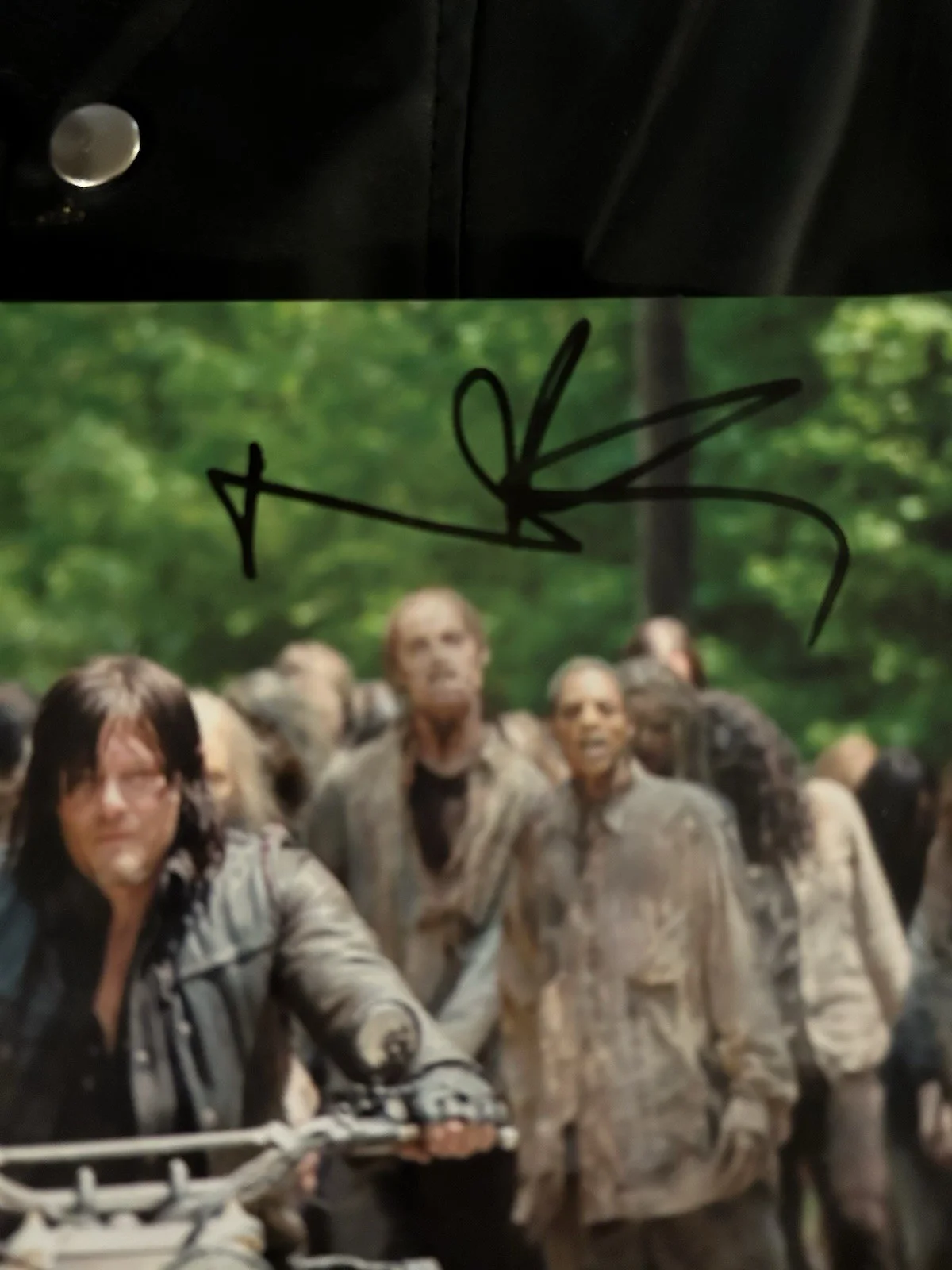 Darrell Dixon Signed Kids Vest And Picture The Walking Dead ￼, image 4