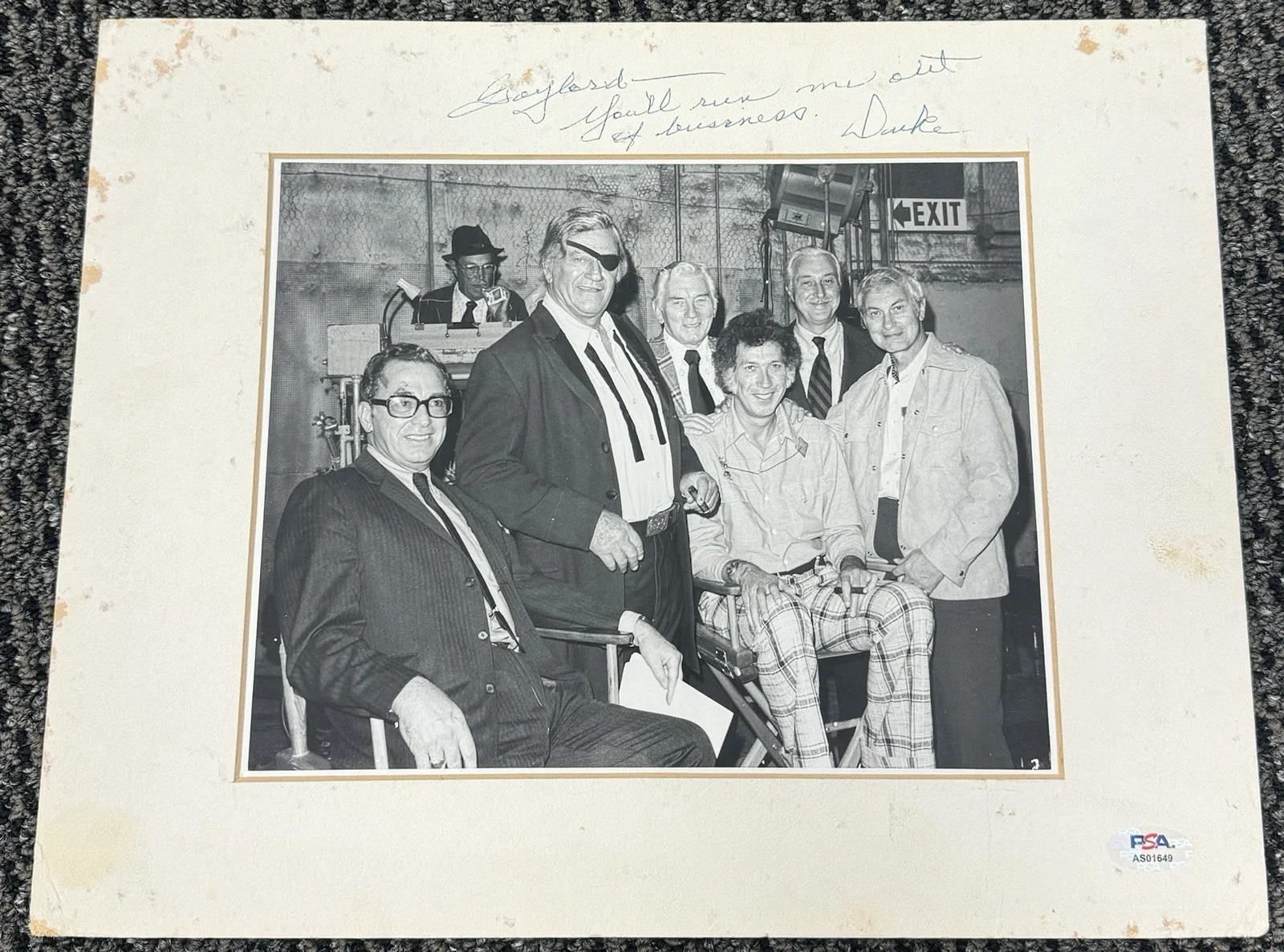 John Wayne — John Wayne Duke Signed Autographed Autograph 11x14 Photo Mat PSA/DNA LOA, изображение 2
