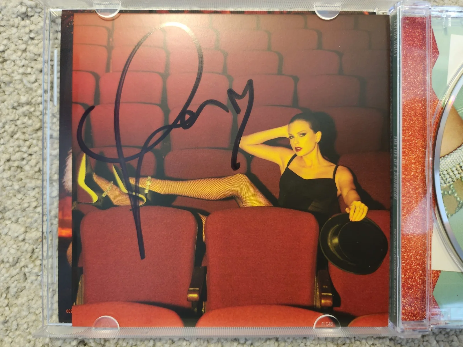 Taylor Swift Signed #4 Life Of A Showgirl CD, изображение 2