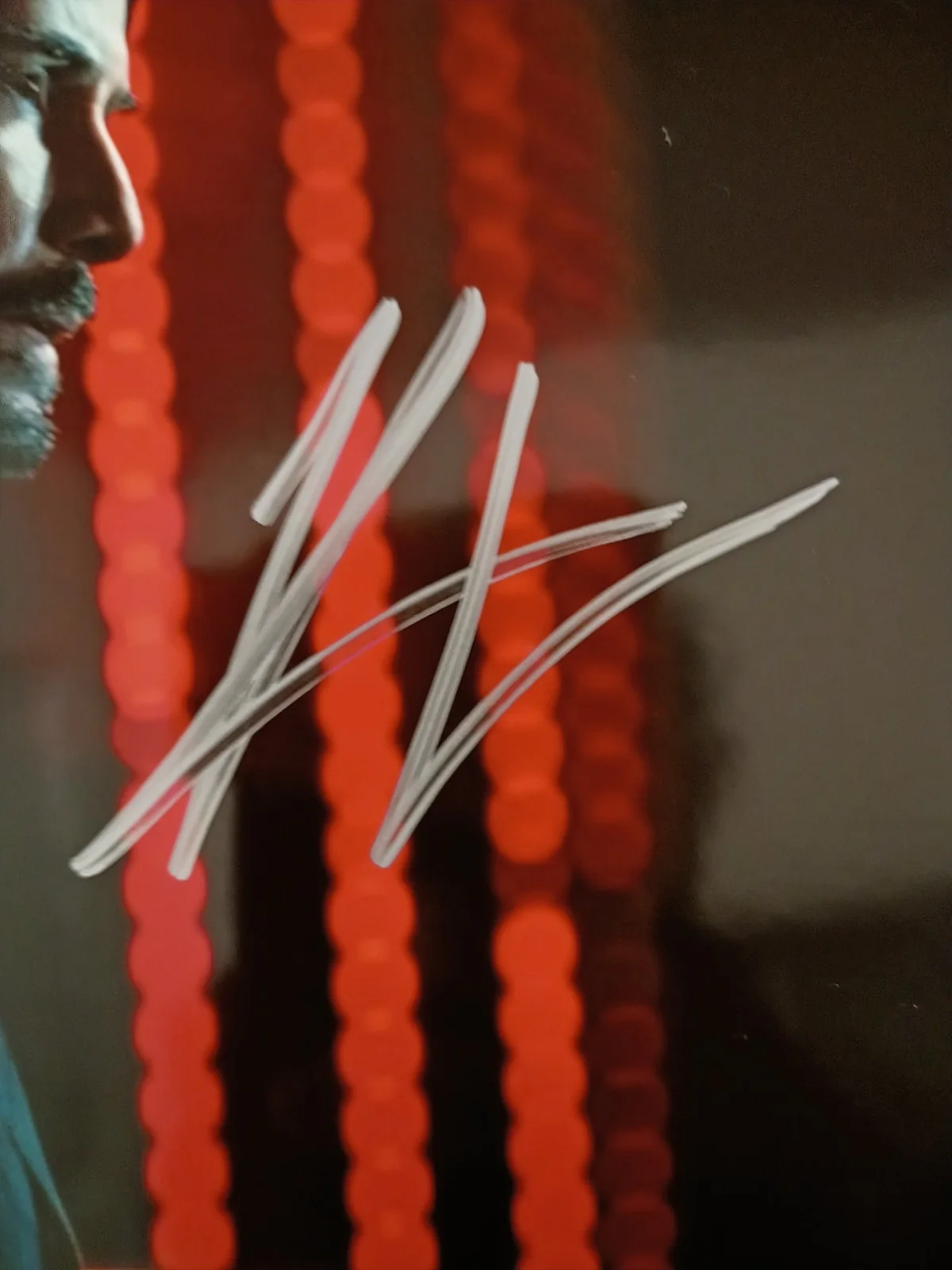 Keanu Reeves — Keanu Reeves Matrix Signed 8x10 COA W/Matching Numbered Sticker, image 3