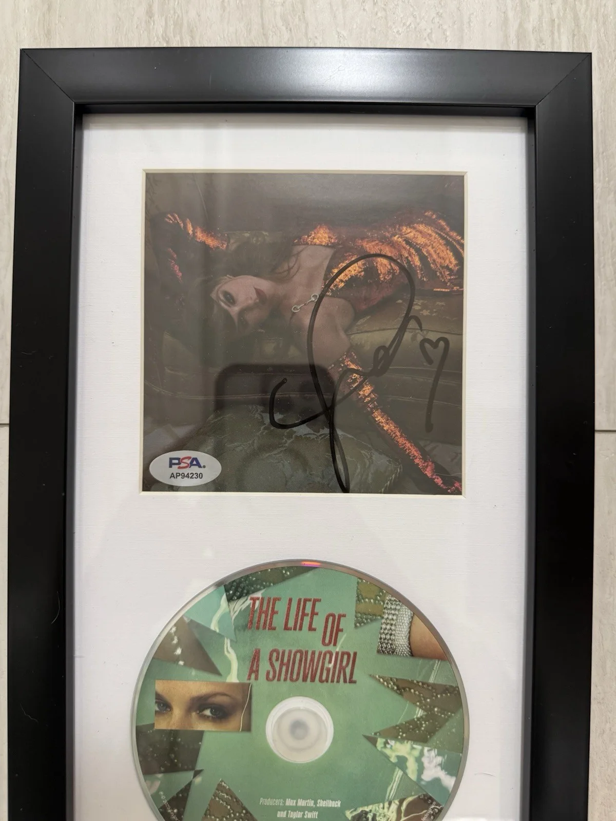 FRAMED SIGNED TAYLOR SWIFT LIFE OF A SHOWGIRL RED PHOTO CD PSA DNA COA AUTOGRAPH, изображение 2