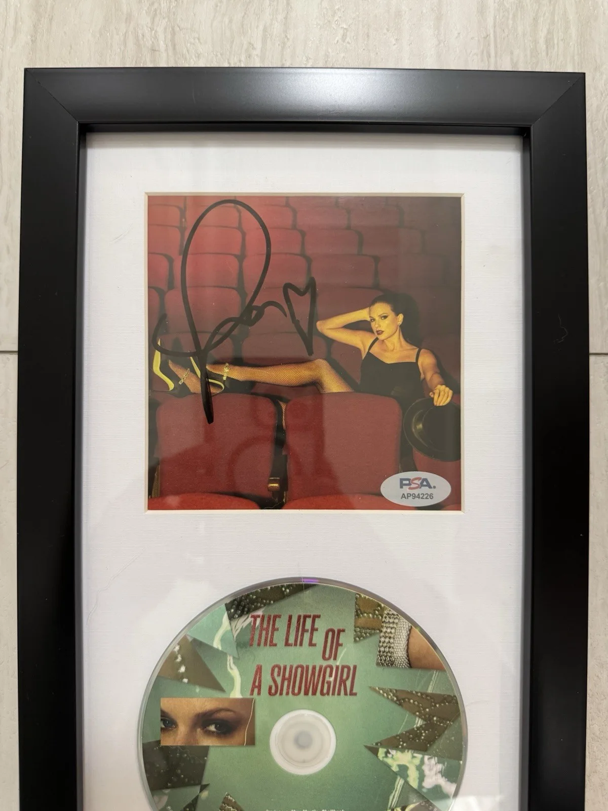 FRAMED SIGNED TAYLOR SWIFT LIFE OF A SHOWGIRL RED PHOTO CD PSA DNA COA AUTOGRAPH, изображение 2