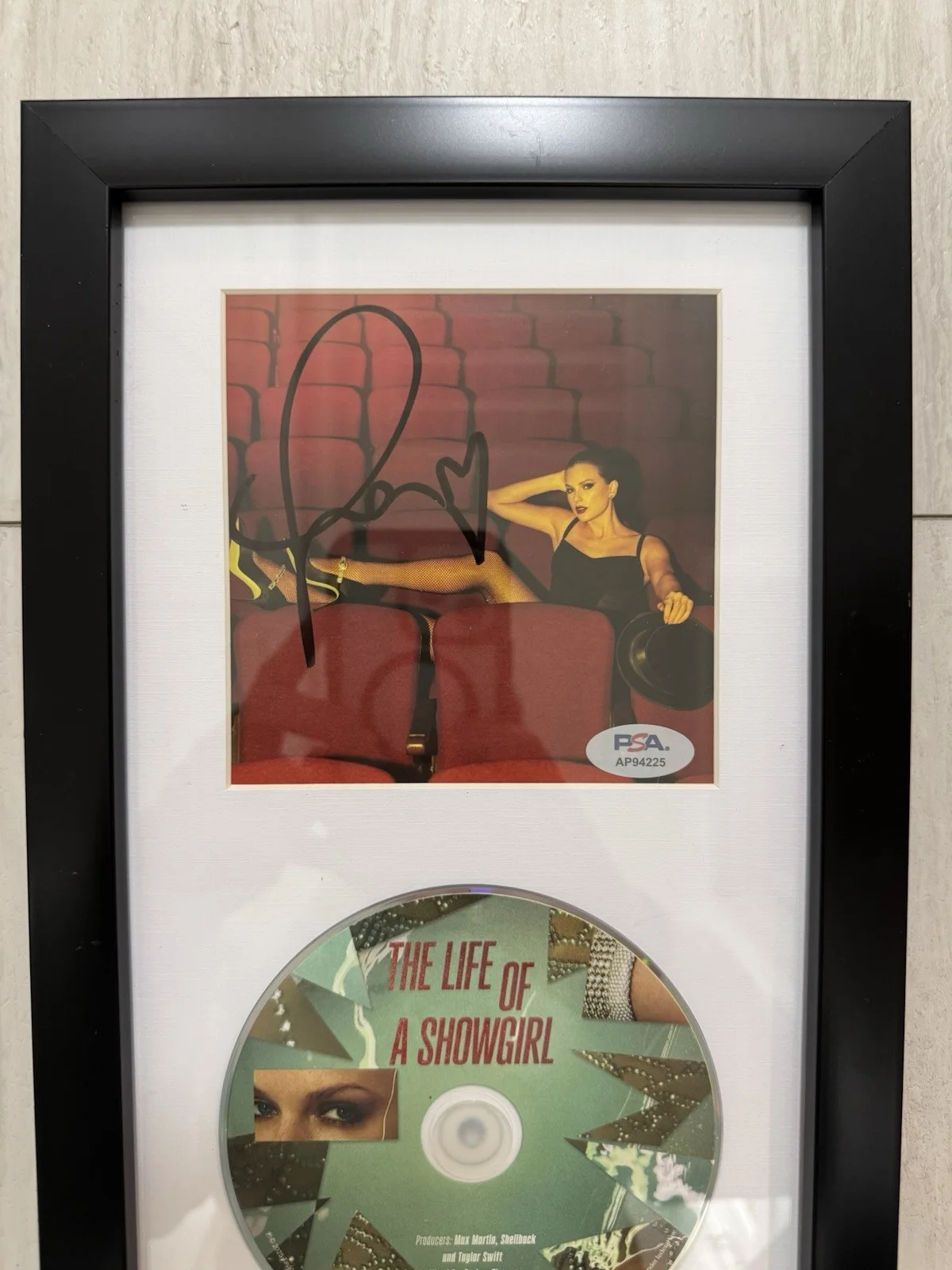 FRAMED SIGNED TAYLOR SWIFT LIFE OF A SHOWGIRL RED PHOTO CD PSA DNA COA AUTOGRAPH, изображение 2