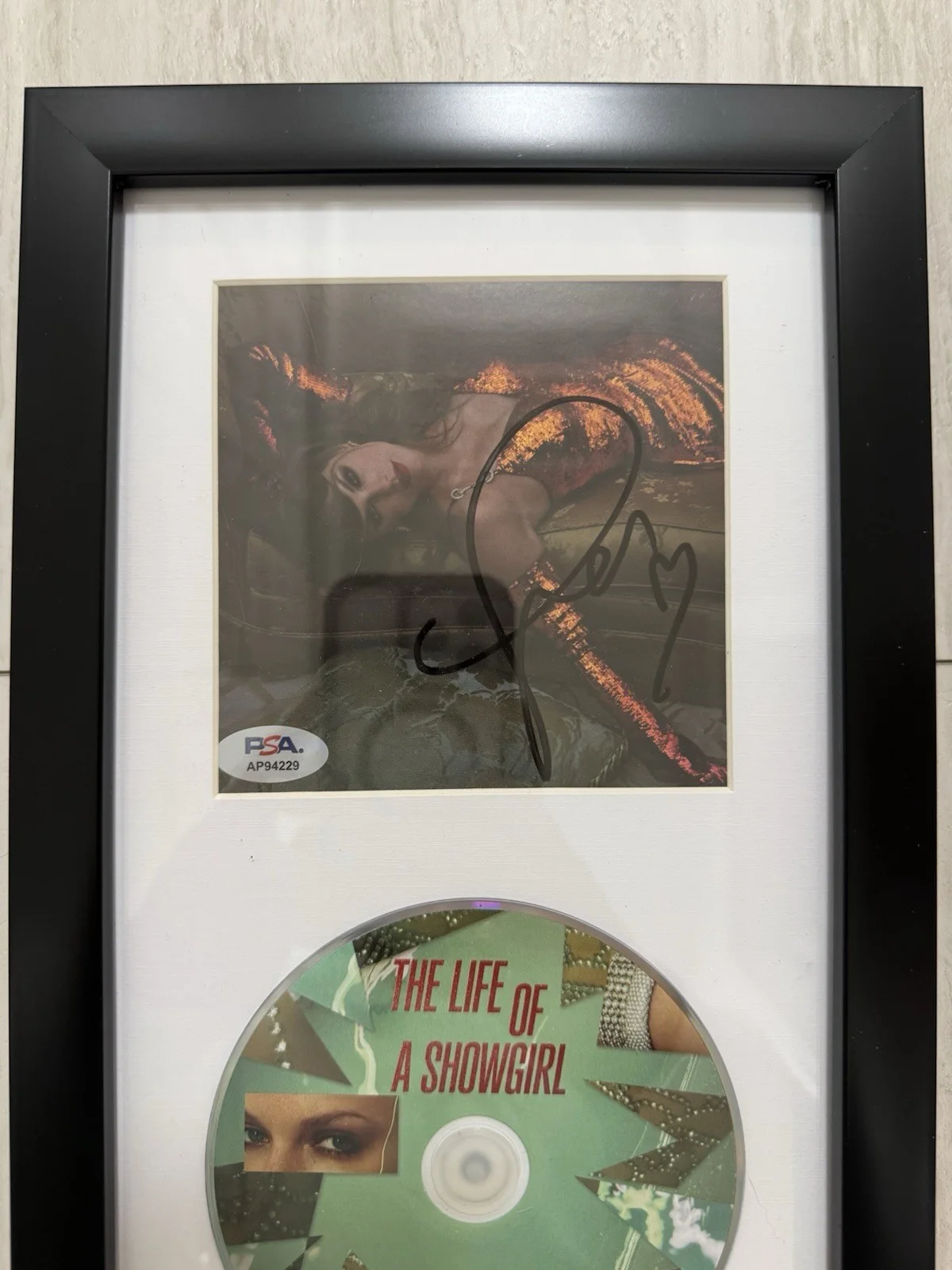 FRAMED SIGNED TAYLOR SWIFT LIFE OF A SHOWGIRL RED PHOTO CD PSA DNA COA AUTOGRAPH, изображение 2