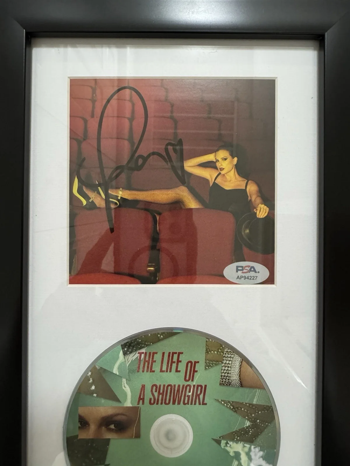 FRAMED SIGNED TAYLOR SWIFT LIFE OF A SHOWGIRL RED PHOTO CD PSA DNA COA AUTOGRAPH, изображение 2