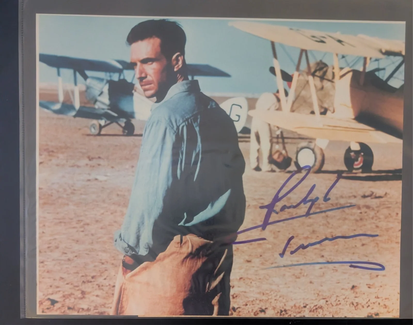Ralph Fiennes — RALPH FIENNES signed autograph ENGLISH PATIENT 8x10 (COA)