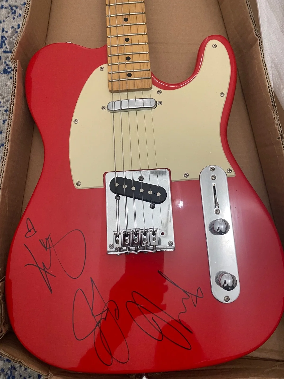 Autographed Jonas Brother's Glen Burton Electric Guitar, изображение 2