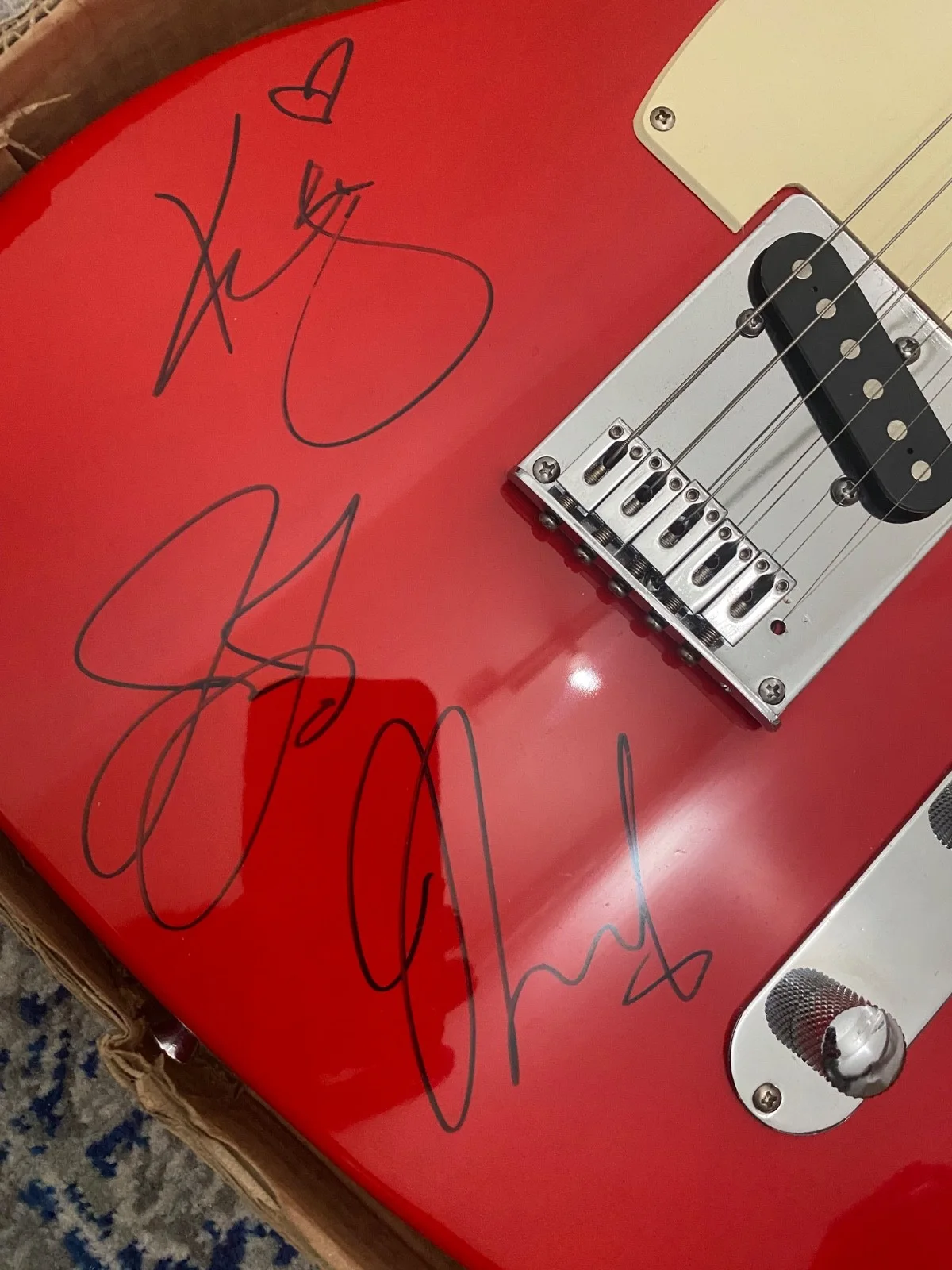 Autographed Jonas Brother's Glen Burton Electric Guitar, изображение 3