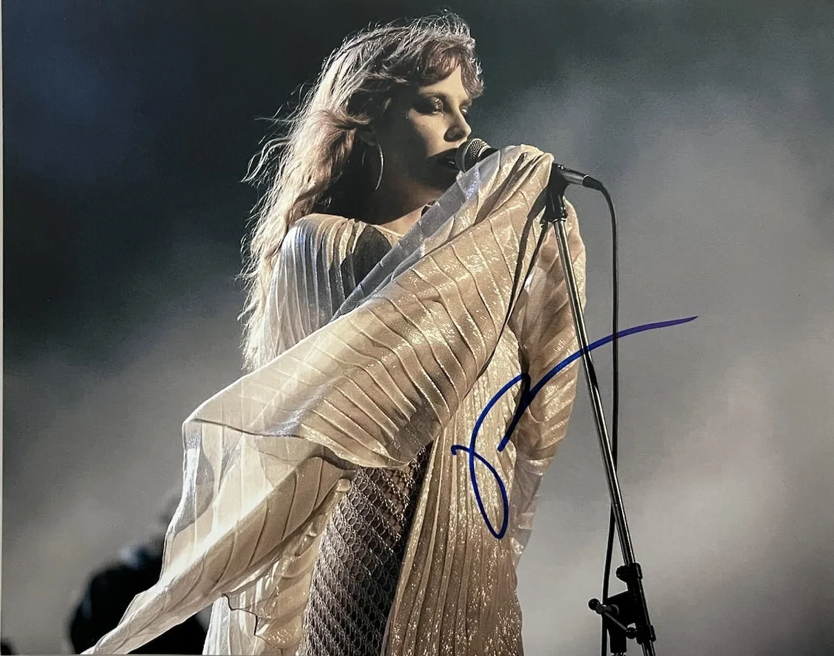 Riley Keough — RILEY KEOUGH SIGNED 8x10 PHOTO DAISY JONES & THE SIX TV SHOW AUTOGRAPH COA
