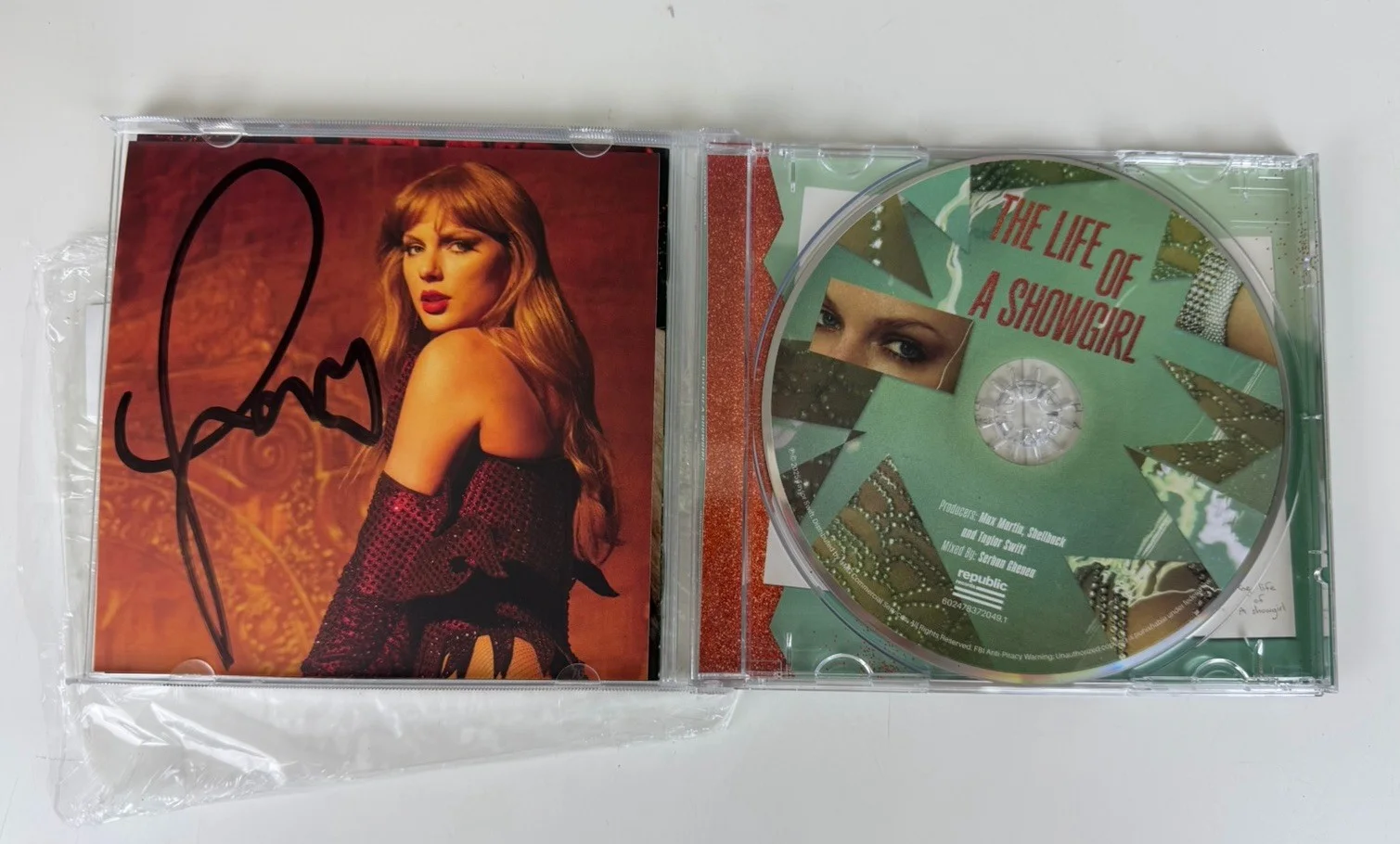 Taylor Swift Signed The Life Of A Showgirl CD Photo 3 ❤️, изображение 2