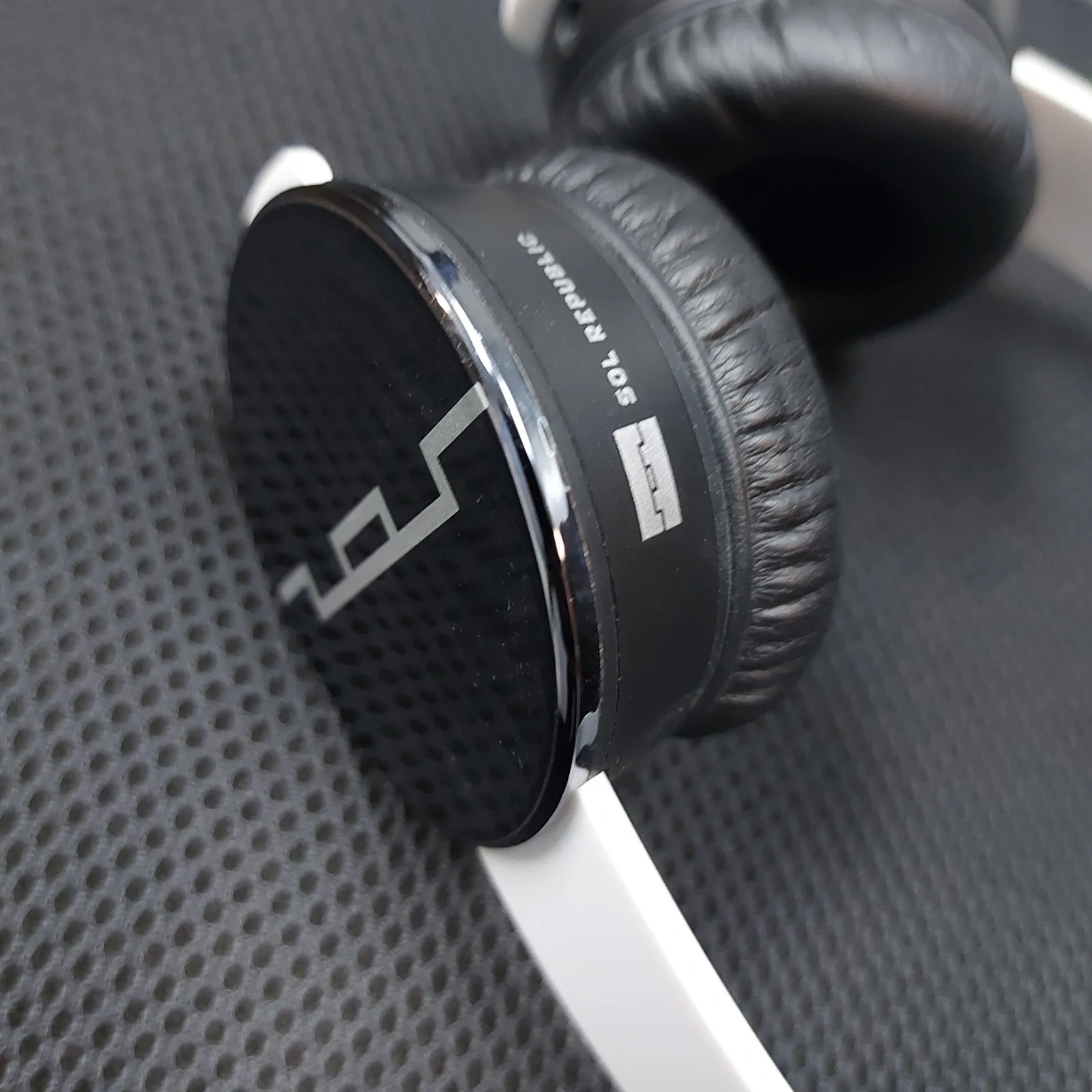 Steve Aoki Signed Sol Republic Headphones - Dim Mak's Deadmeat Tour 2012, изображение 3