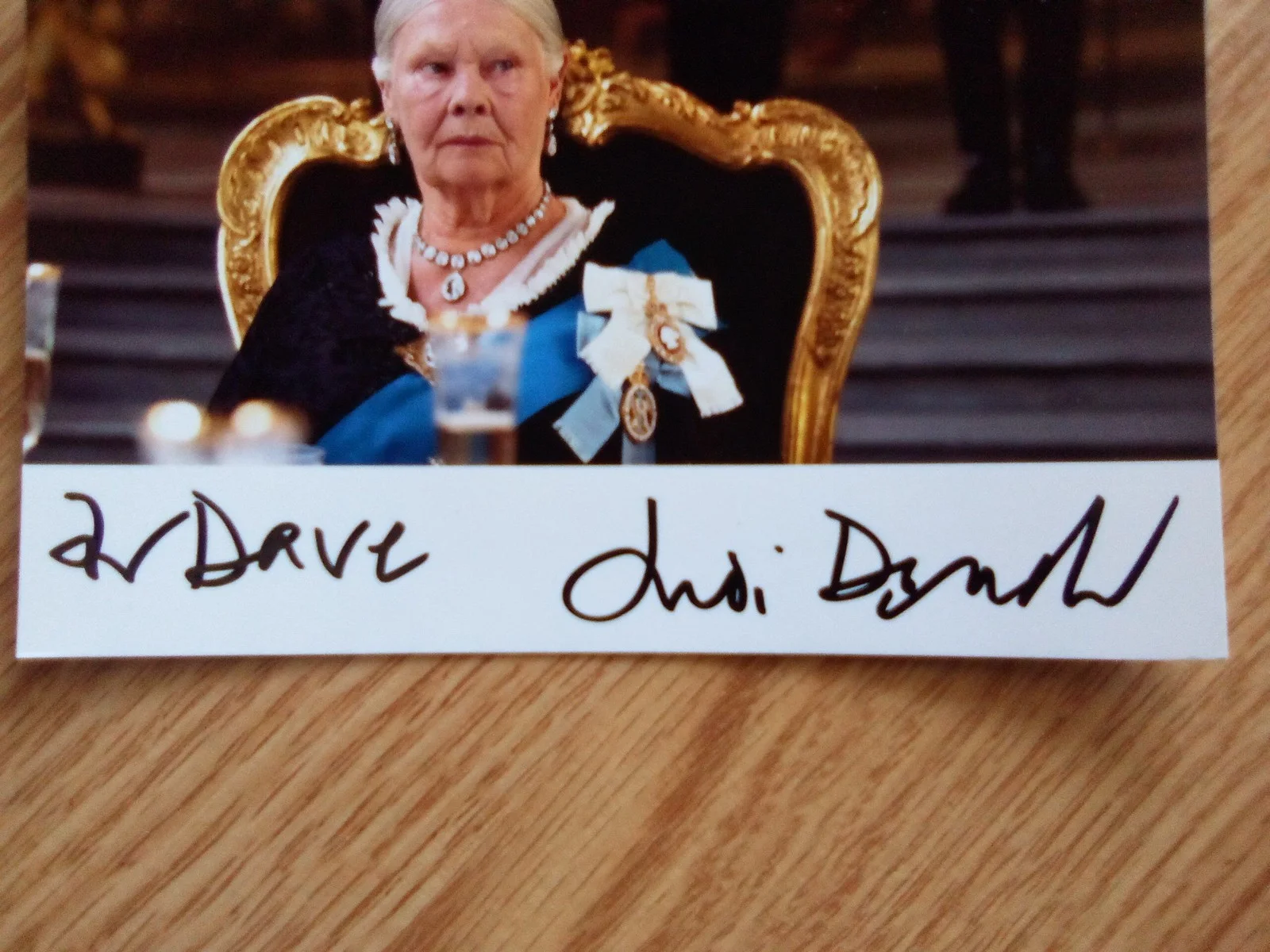 JUDI DENCH — JUDI DENCH Hand Signed Autograph 4X6 Photo 007 JAMES BOND Iris Mrs. Brown, изображение 2