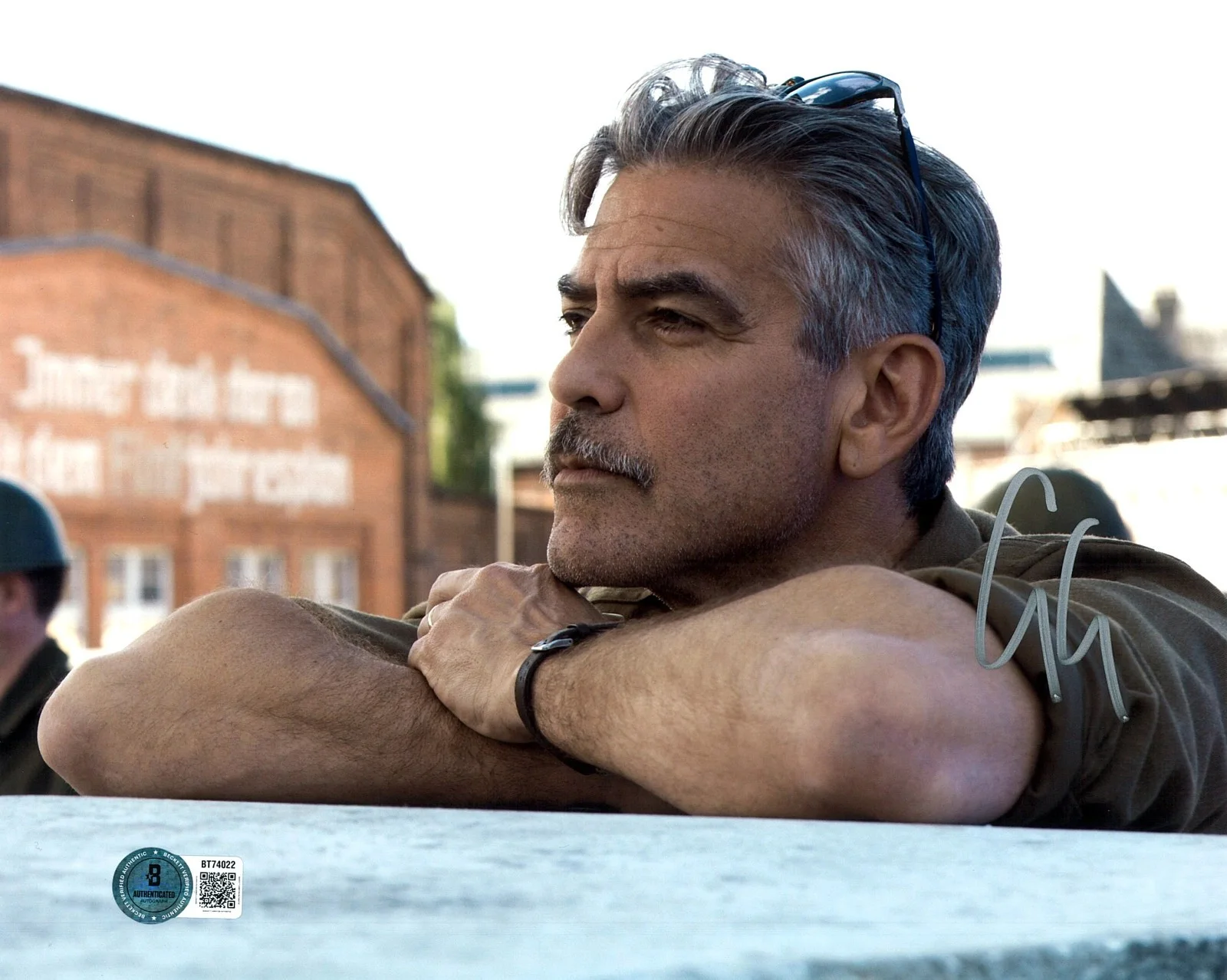 GEORGE CLOONEY — GEORGE CLOONEY THE MONUMENTS MEN SIGNED AUTOGRAPH 8X10 PHOTO BAS BECKETT