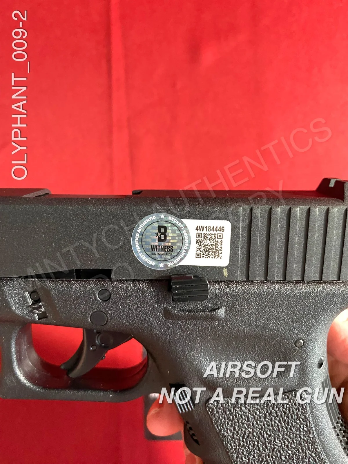Timothy Olyphant — Timothy Olyphant autographed signed black glock airsoft gun Justified Beckett, изображение 2