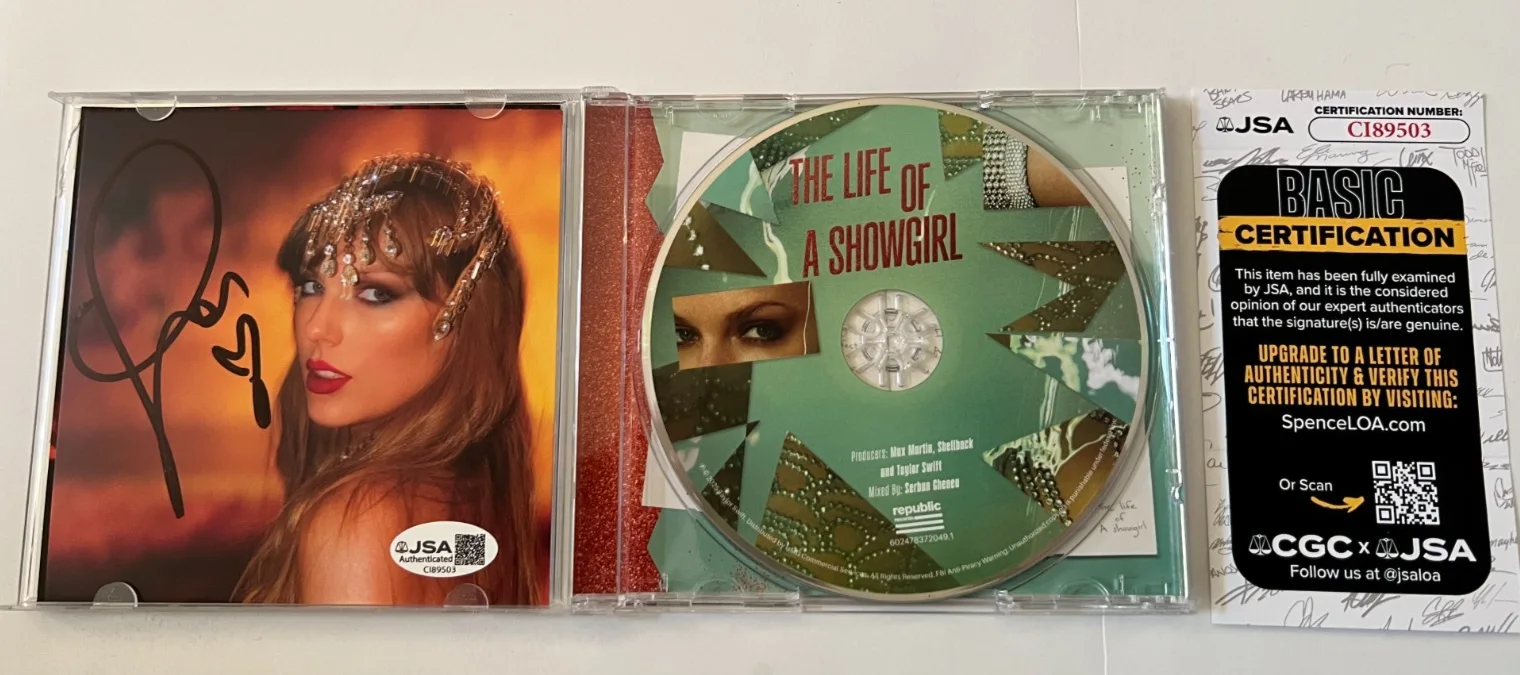 Taylor Swift - The Life of a Showgirl CD + Hand Signed cover JSA cert, изображение 2