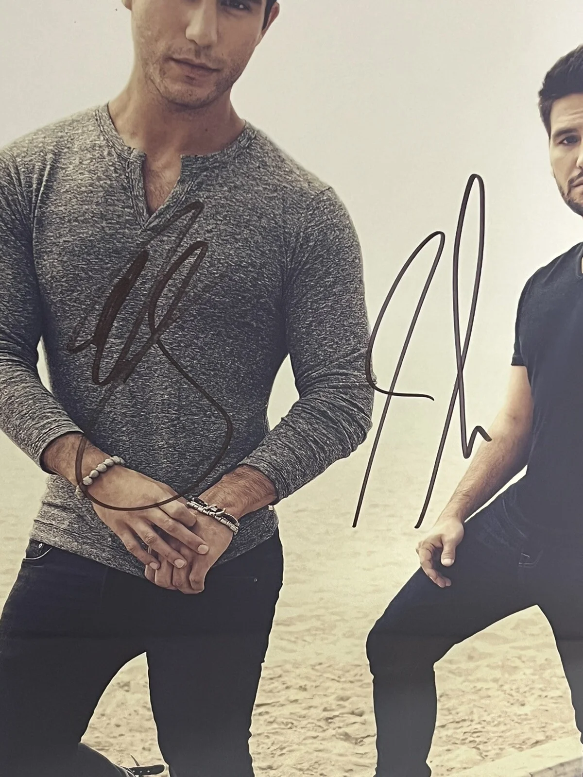 DAN + SHAY SIGNED AUTOGRAPH FRAMED 12X18 CONCERT TOUR POSTER - The Voice Coaches, изображение 2