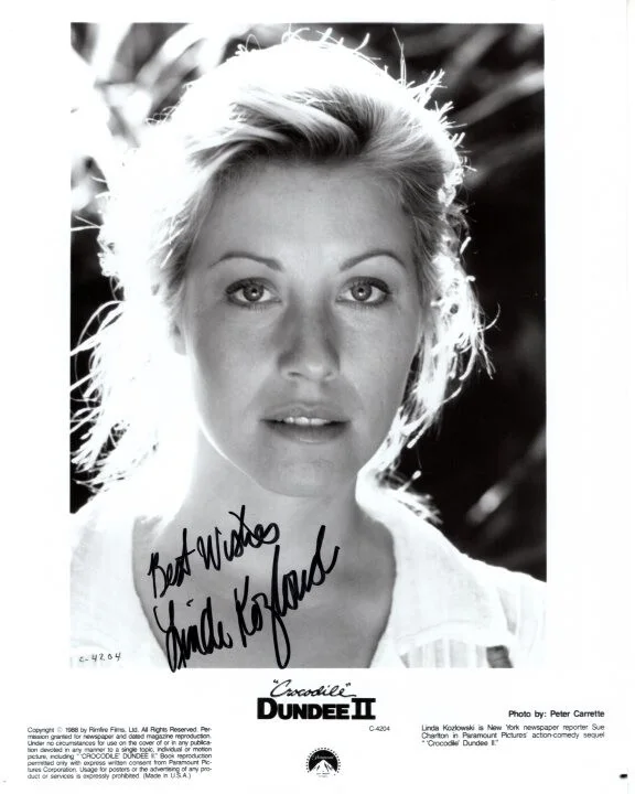 Linda Kozlowski — Linda Kozlowski signed autographed 8x10 Crocodile Dundee Sue photograph COA