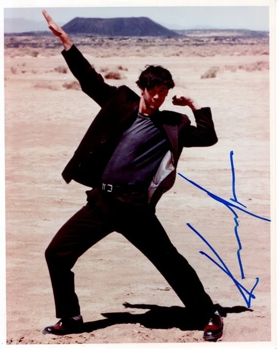 Keanu Reeves — Keanu Reeves signed autographed 8x10 Johnny Mnemonic photograph COA