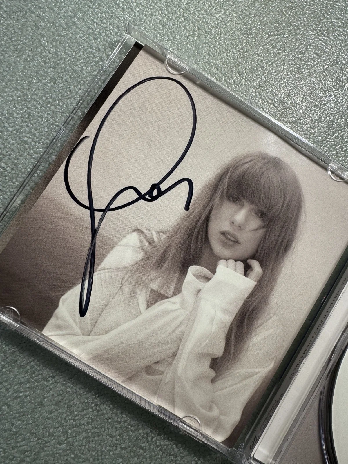 Taylor Swift The Tortured Poets Department CD & Hand Signed Photo, изображение 2