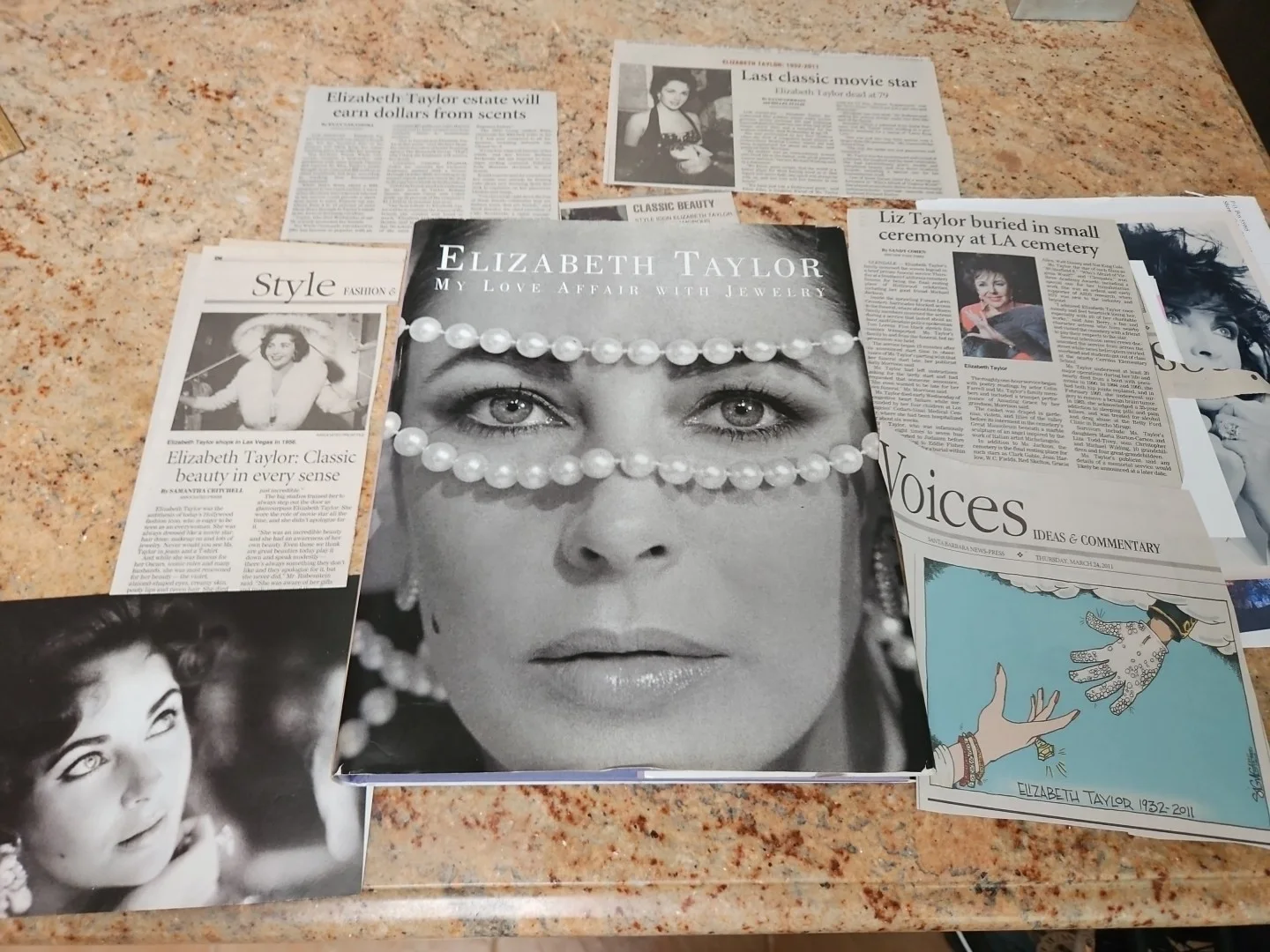Elizabeth Taylor — Elizabeth Taylor autographed Photo 1991 Photo B&W 8 x 10 And Book Of Her Jewerly, изображение 2